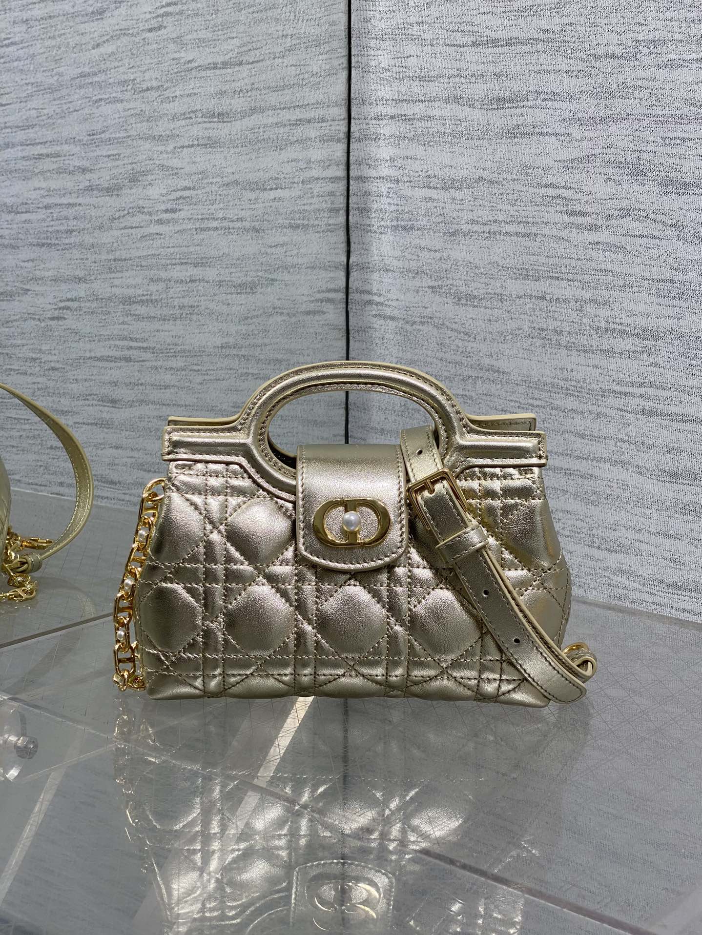 [TOP] Christian Dior Jolie Top Handle Bag with Metallic Luster 18.5x13x8.5 cm - 2 Colors