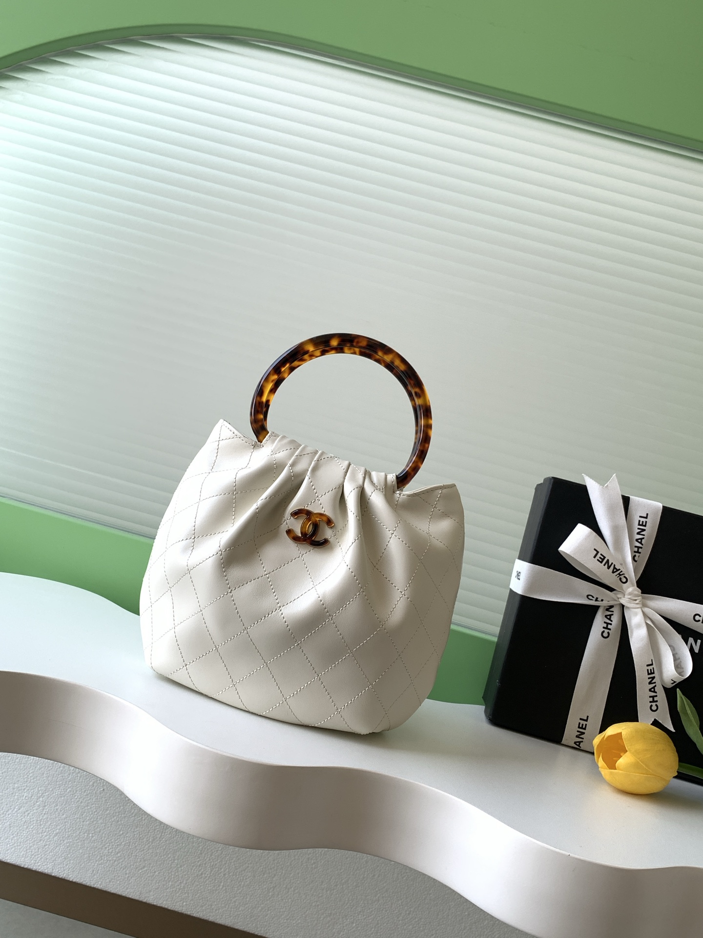 [TOP] CHANEL Lambskin Handbag with Tortoiseshell Handle  18-24-12 cm - 4 Colors