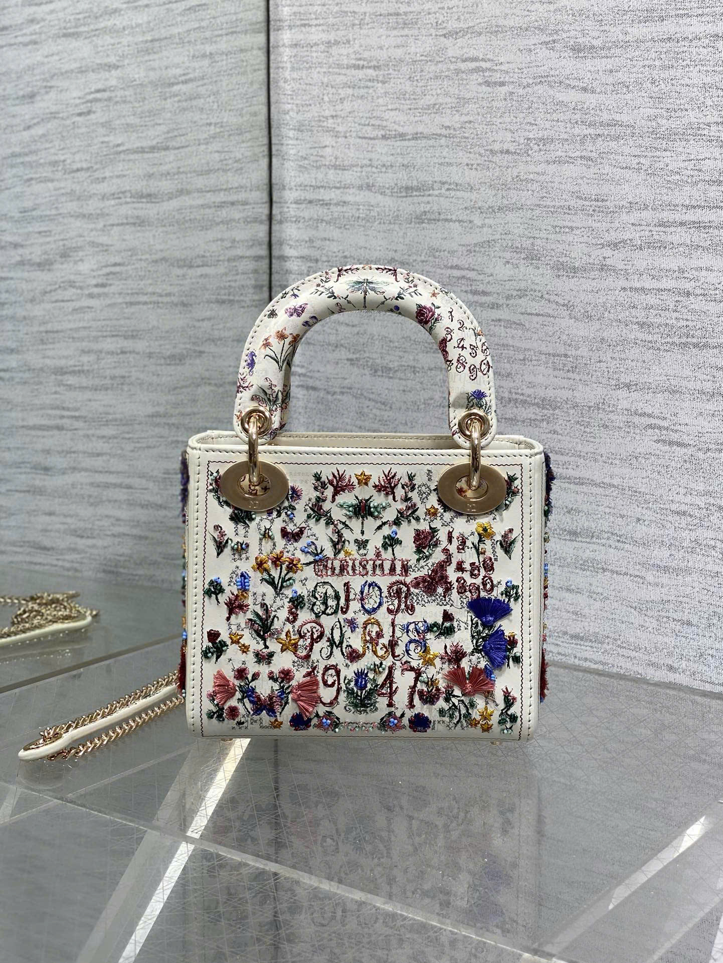 [TOP] Christian Dior Lady Dior Embroidery Bag 20 x 17 x 8 cm - Beige