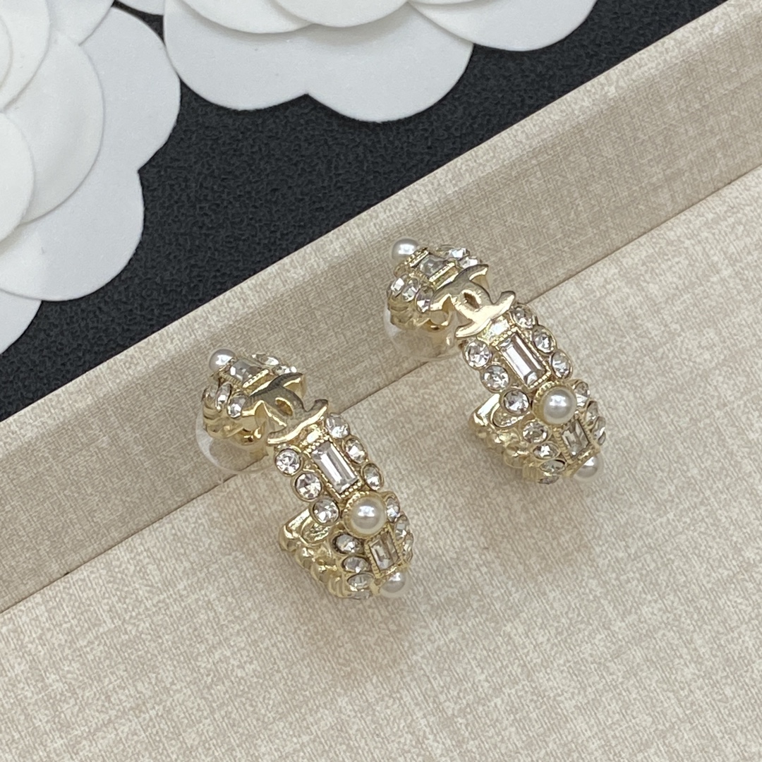 [TOP] CHANEL Earrings - Gold