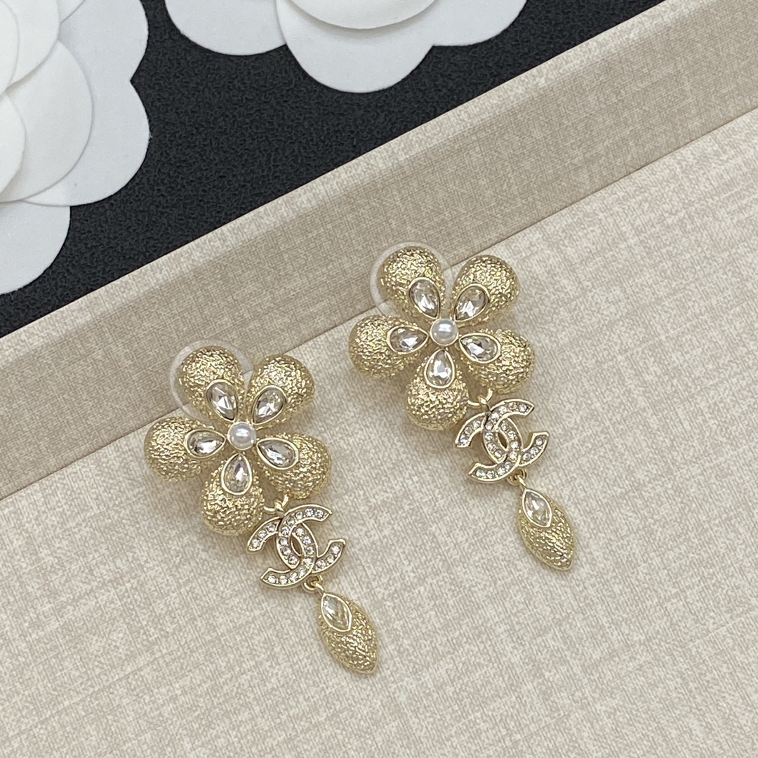 [TOP] CHANEL Earrings - Gold