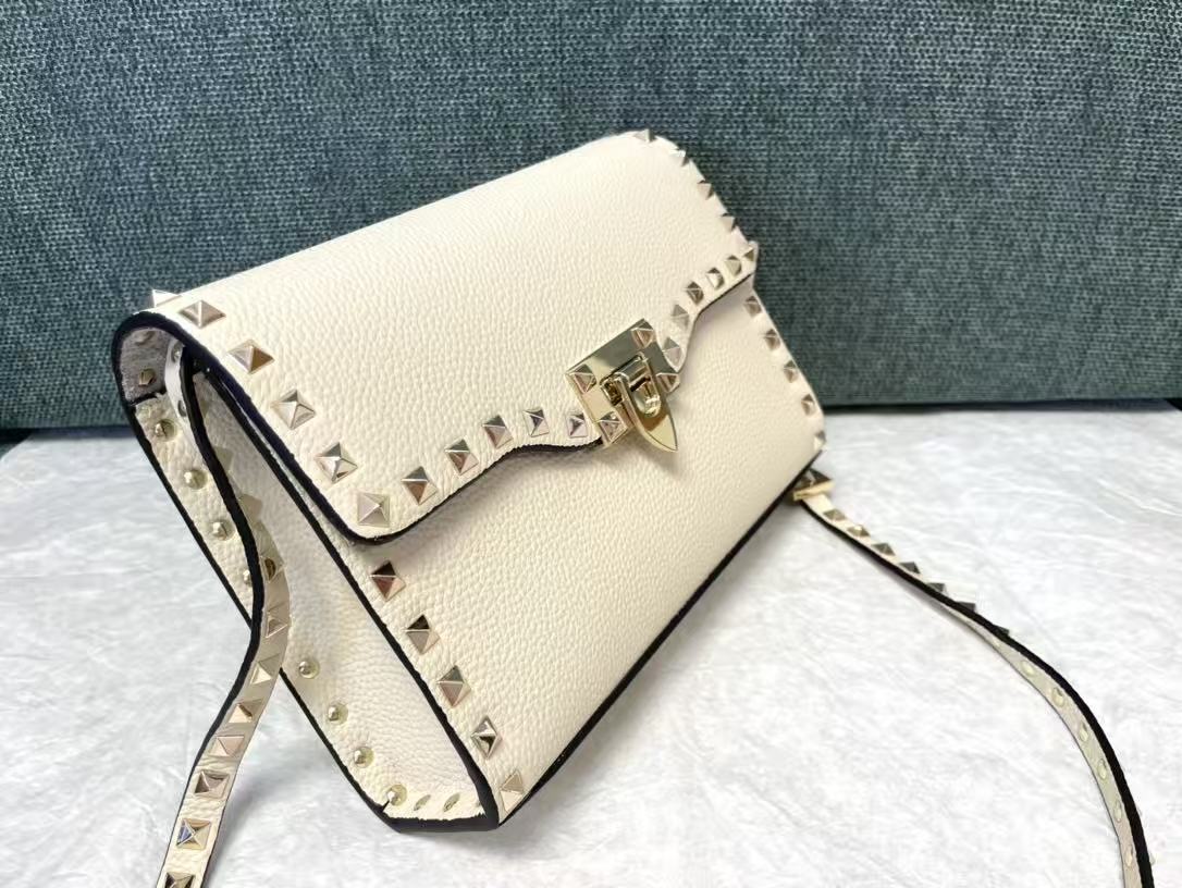 [TOP] VALENTINO Rockstud Crossbody Bag Lychee Leather 22.5x6x15cm - White
