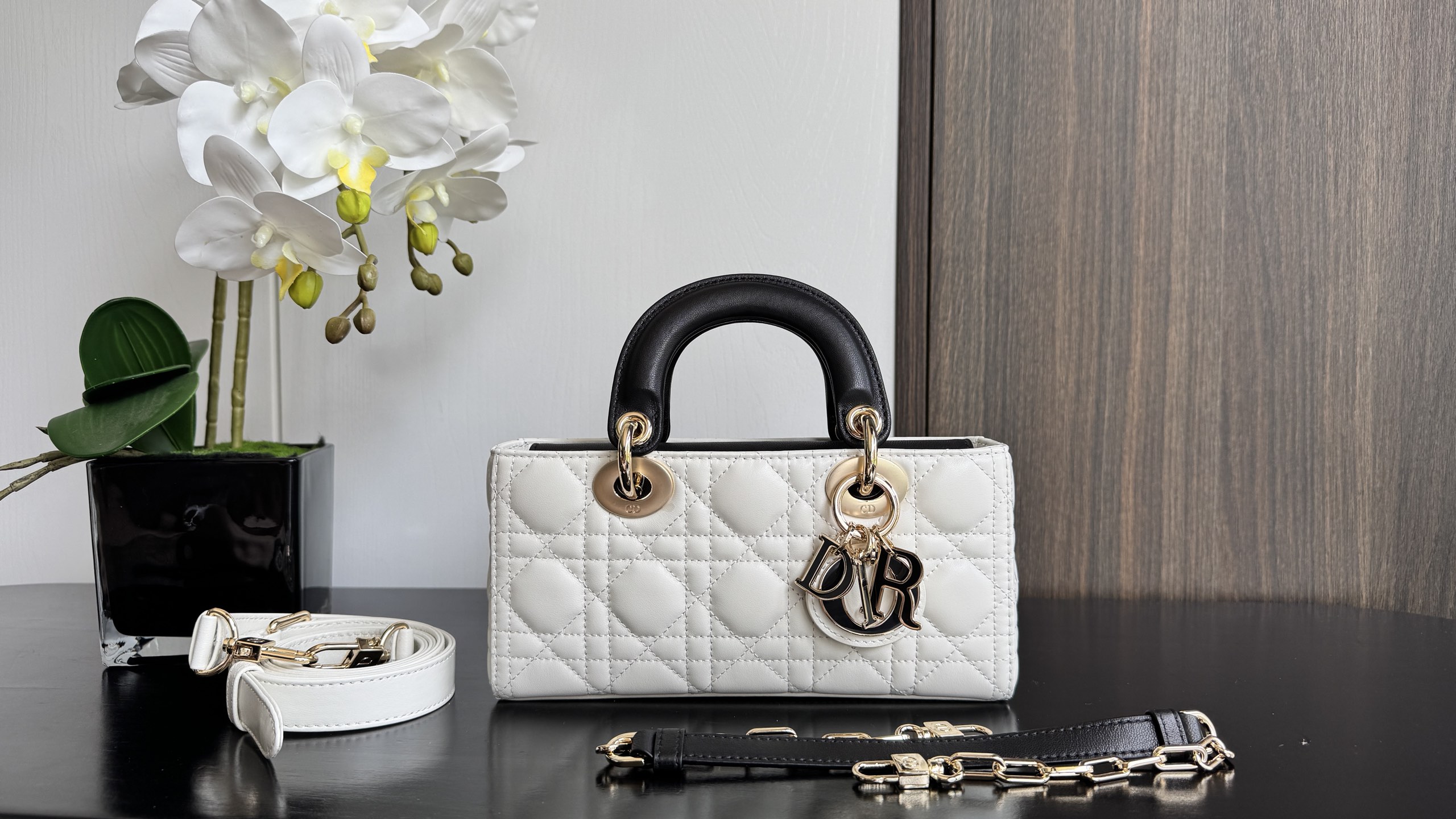 [TOP] Christian Dior Soft Lambskin Lady D-Joy Bag 22.5×6×11.5cm - White and Black & GHW