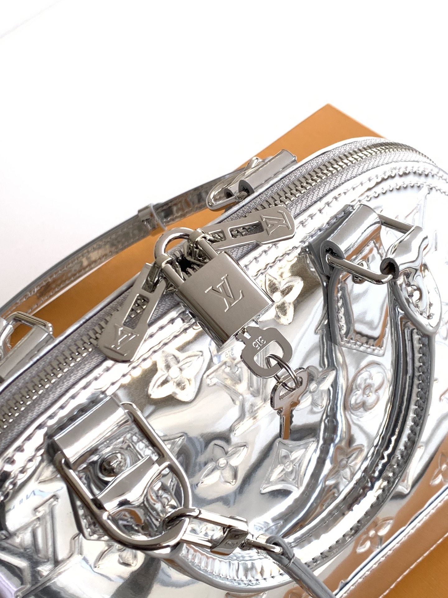 [TOP] Louis Vuitton LV Alma BB Bag Monogram Miroir 23.5X17.5X11.5cm - Sliver