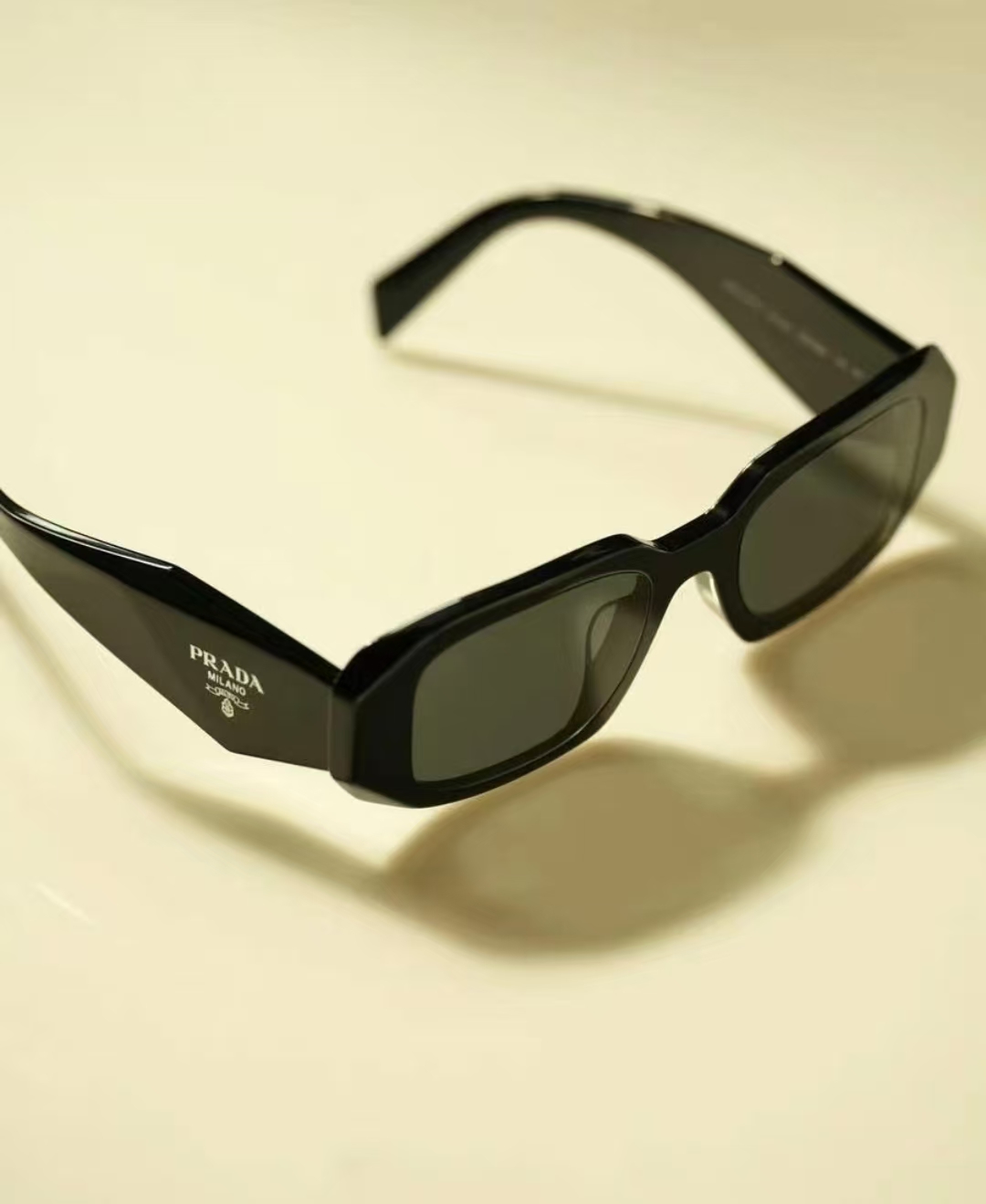 [TOP] PRADA Sunglasses - Black