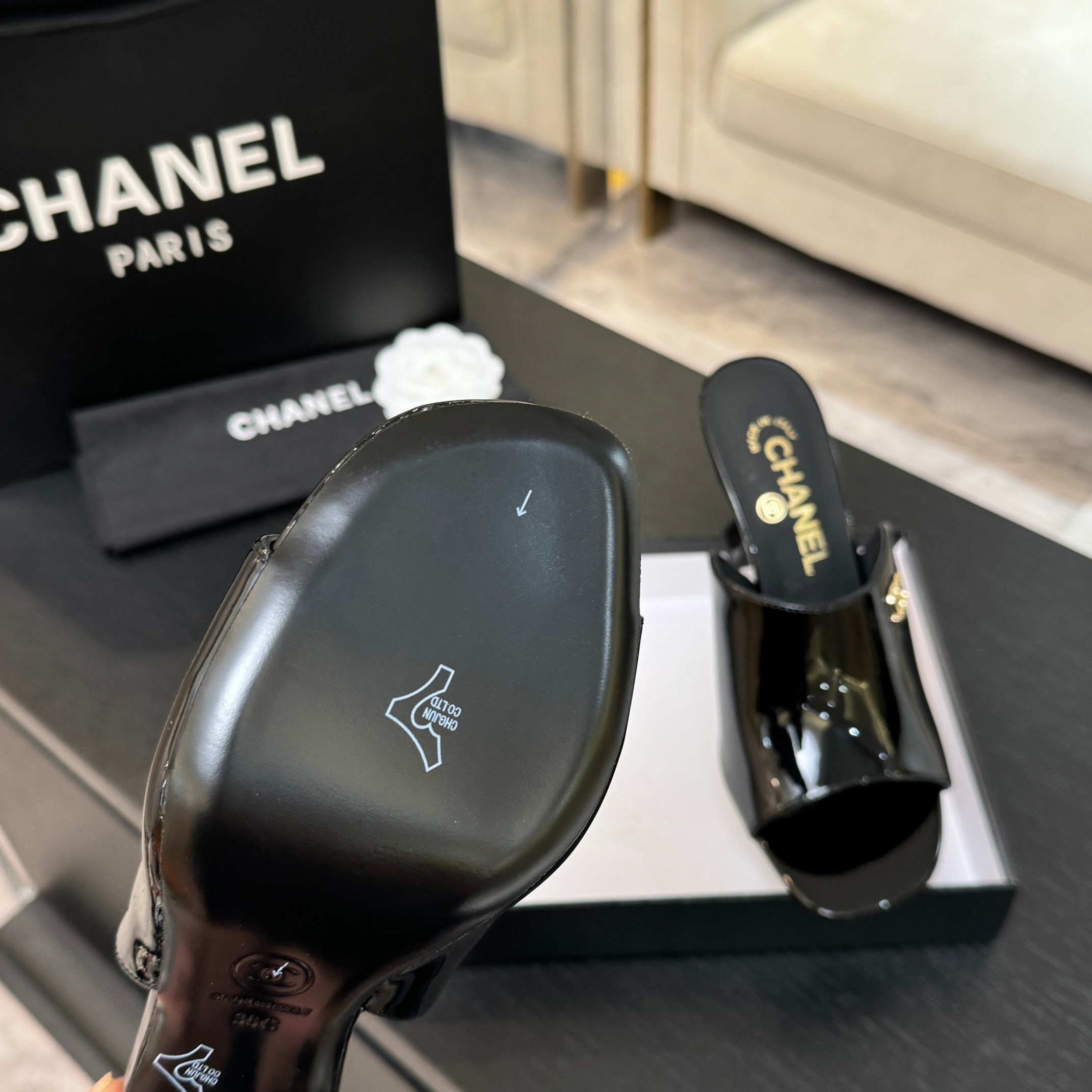 [TOP] CHANEL Glossy High Heel Sliders - Black