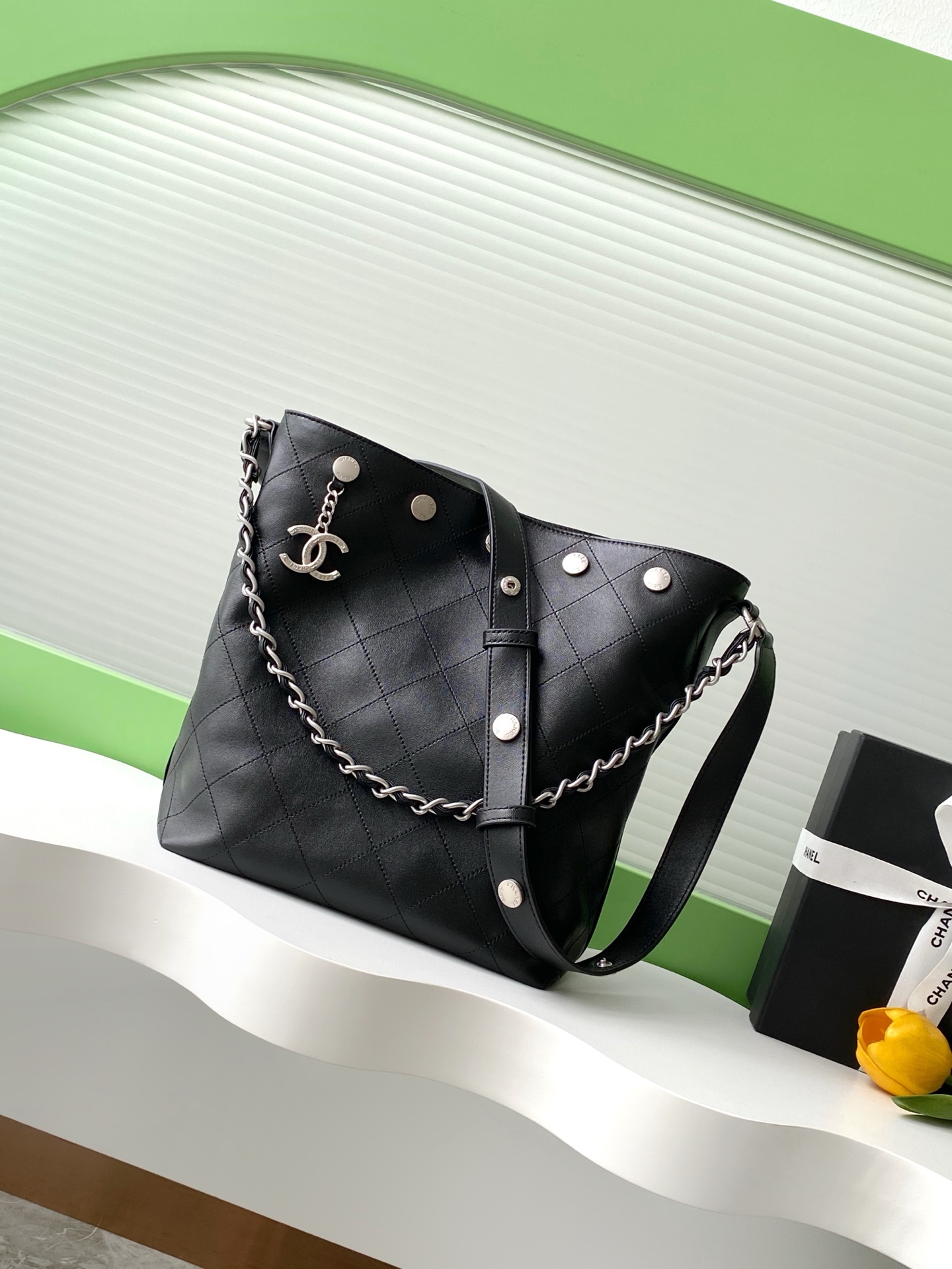 [TOP] CHANEL Riveted Bucket Bag 28-31-15 cm - 2 Colors