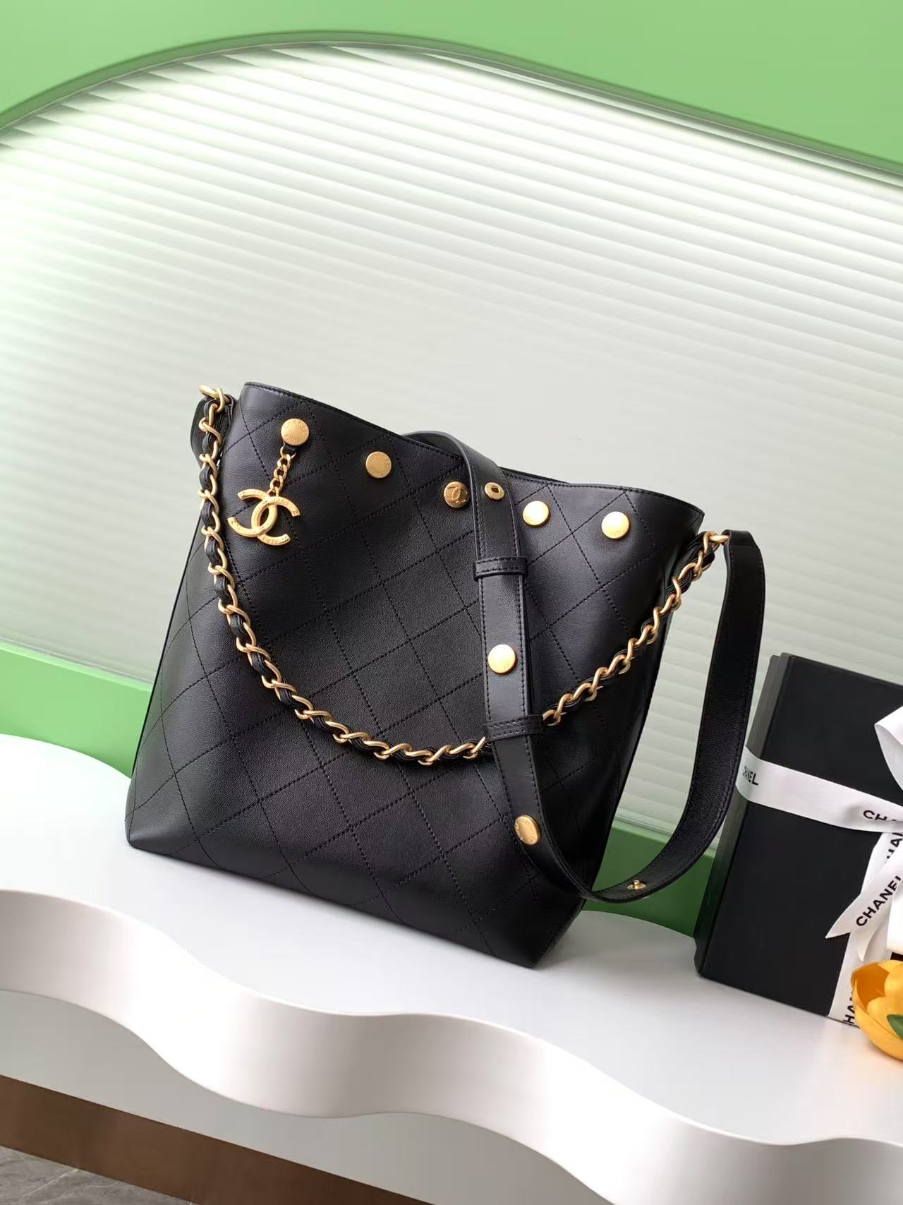 [TOP] CHANEL Riveted Bucket Bag 28-31-15 cm - 2 Colors