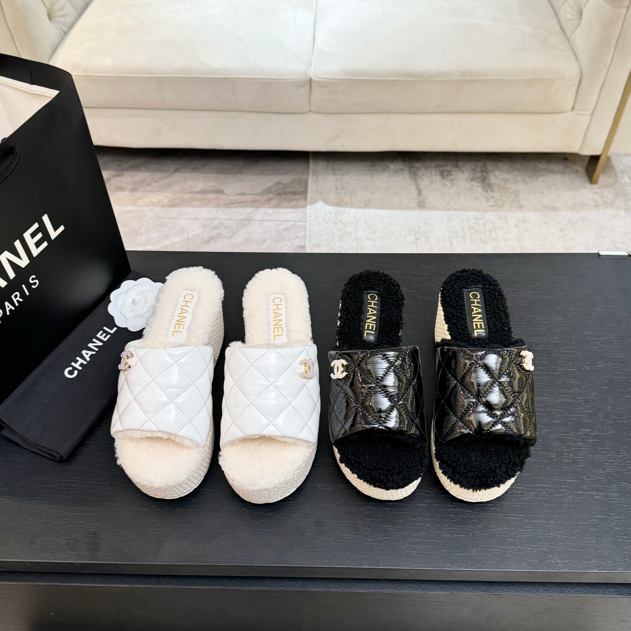 [TOP] CHANEL Fur Slippers - 2 Colors
