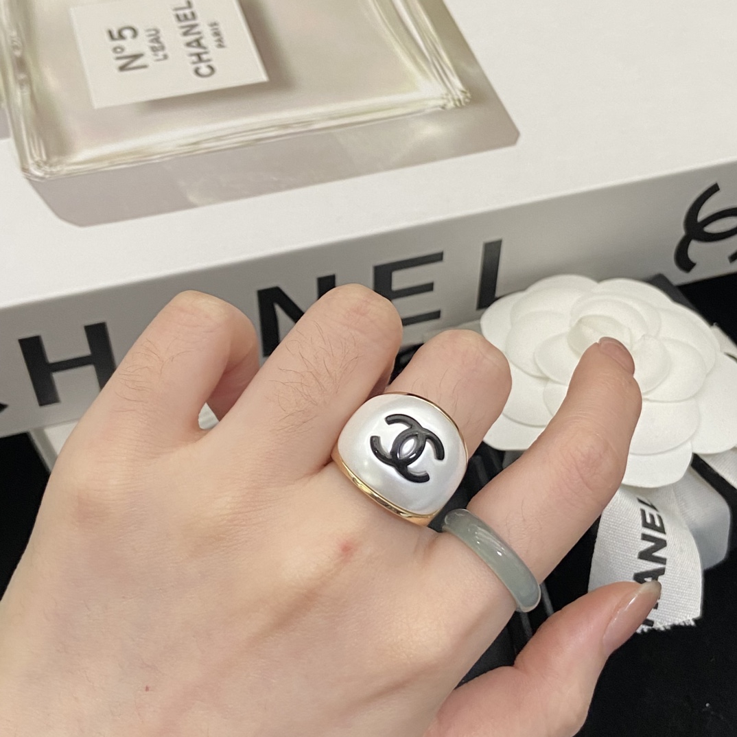 [TOP] CHANEL Ring - Gold and White