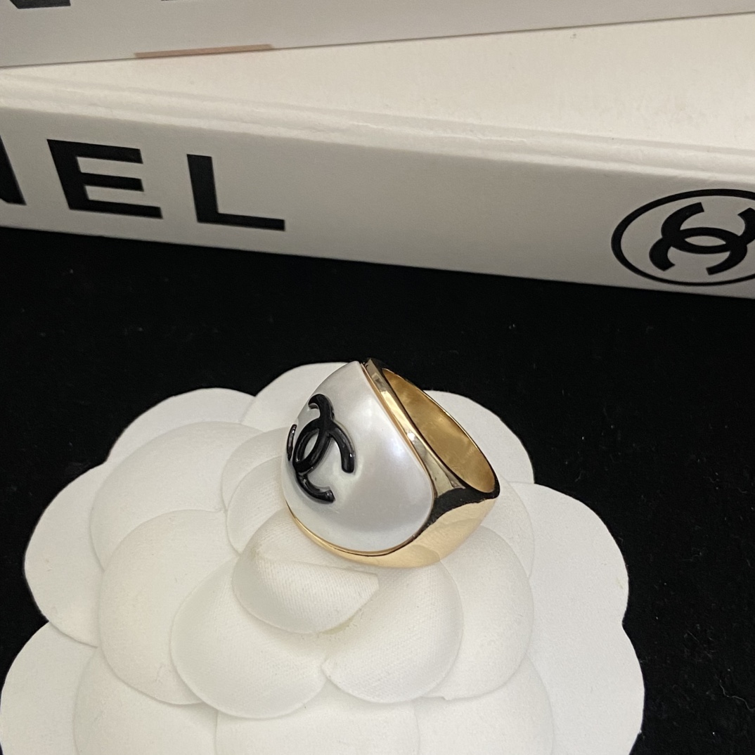 [TOP] CHANEL Ring - Gold and White