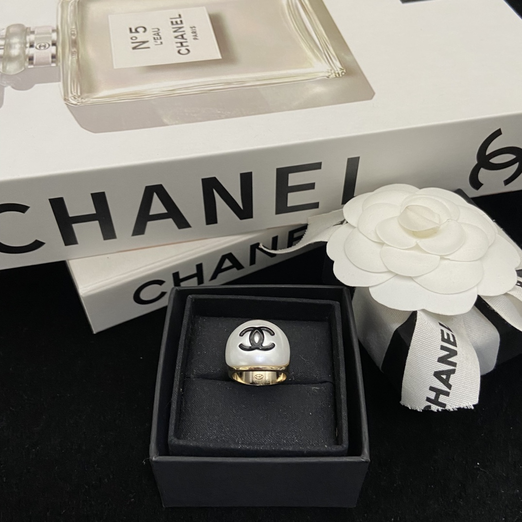 [TOP] CHANEL Ring - Gold and White