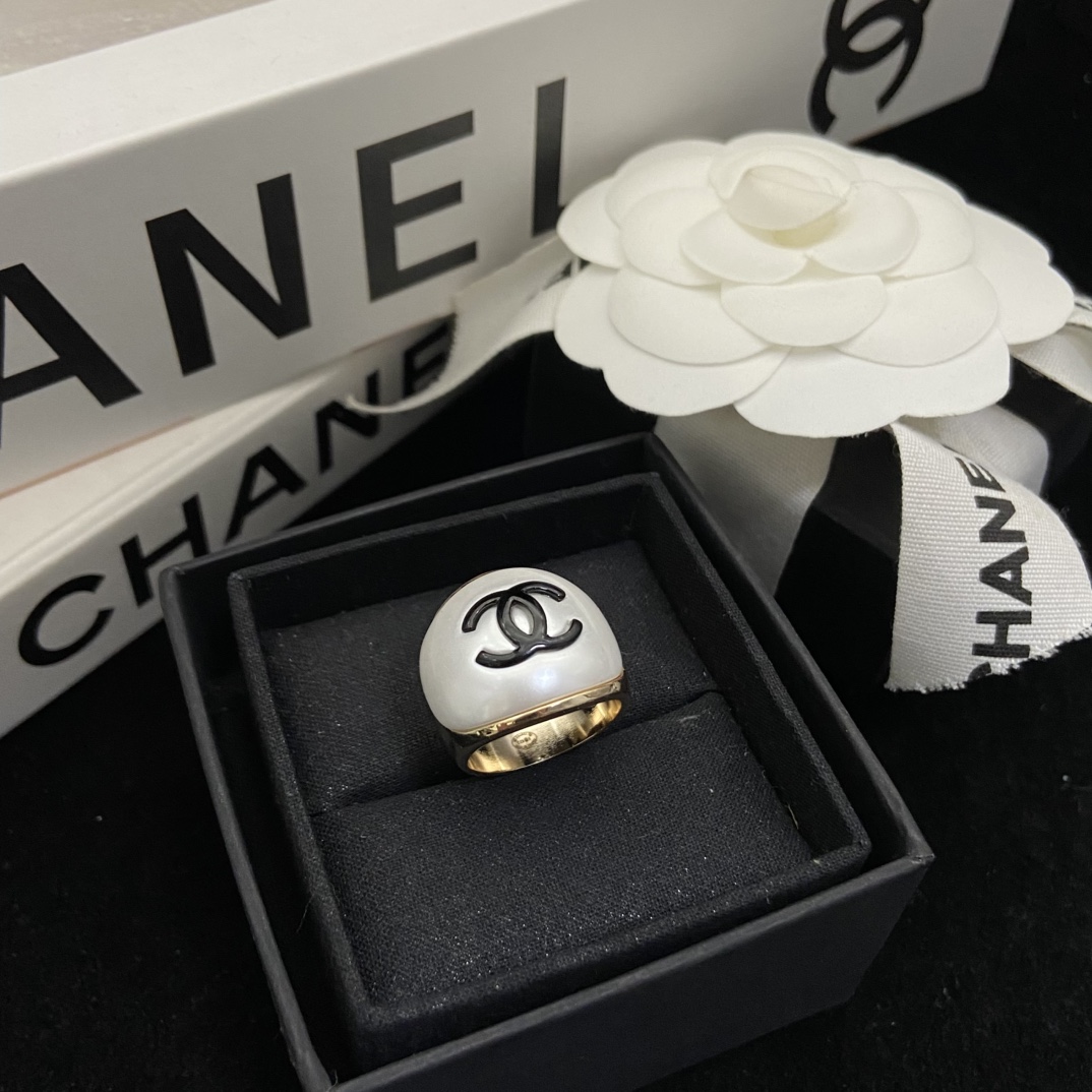 [TOP] CHANEL Ring - Gold and White