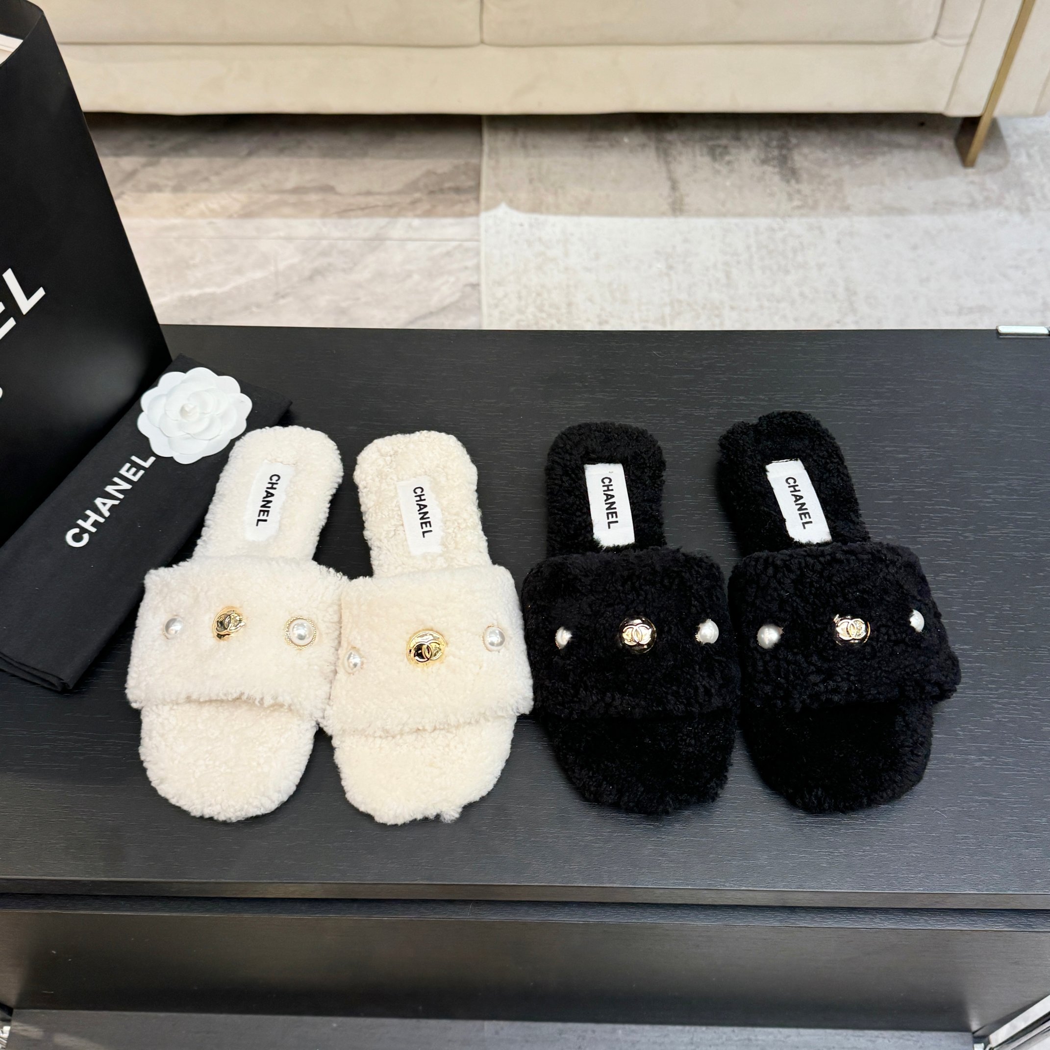[TOP] CHANEL Fur Slippers - 2 Colors