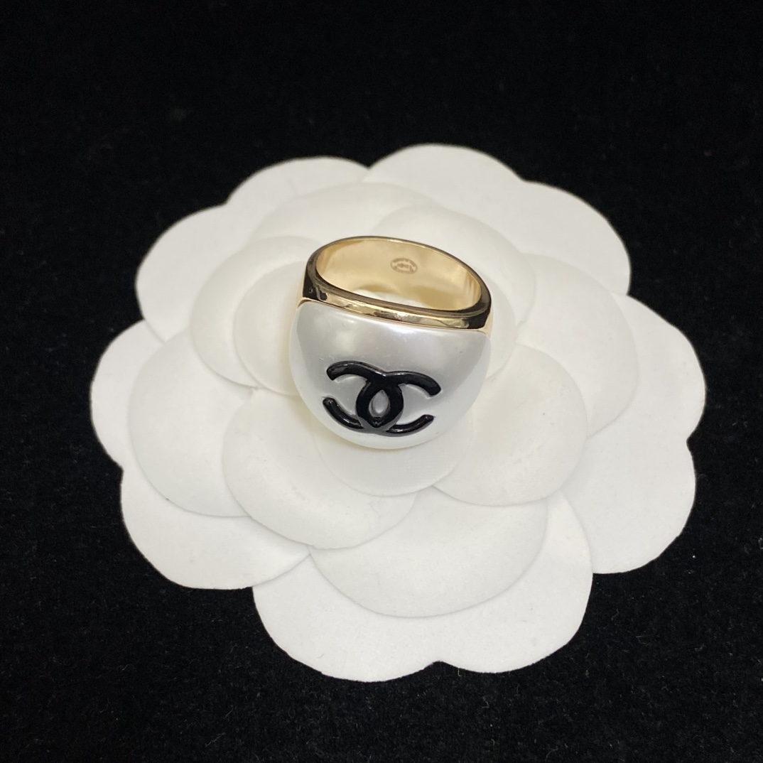 [TOP] CHANEL Ring - Gold and White