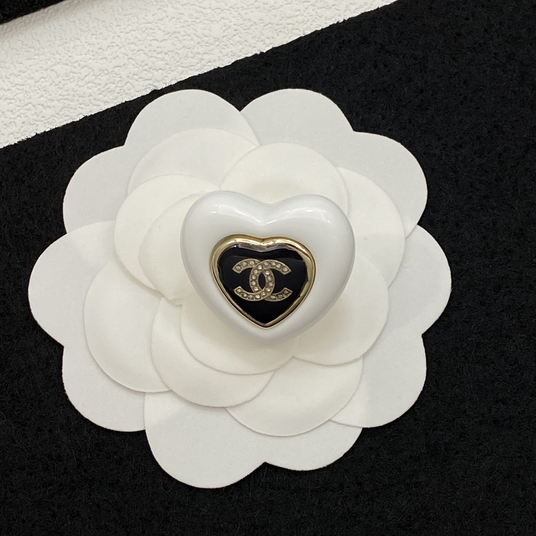 [TOP] CHANEL Brooch - White