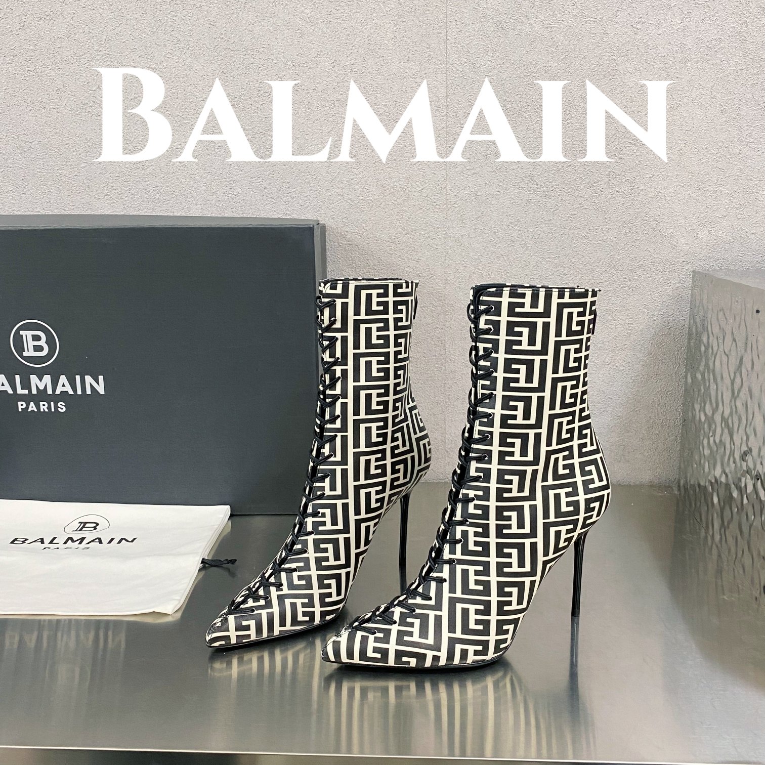 [TOP] Balmain Printed Boots - White and Black