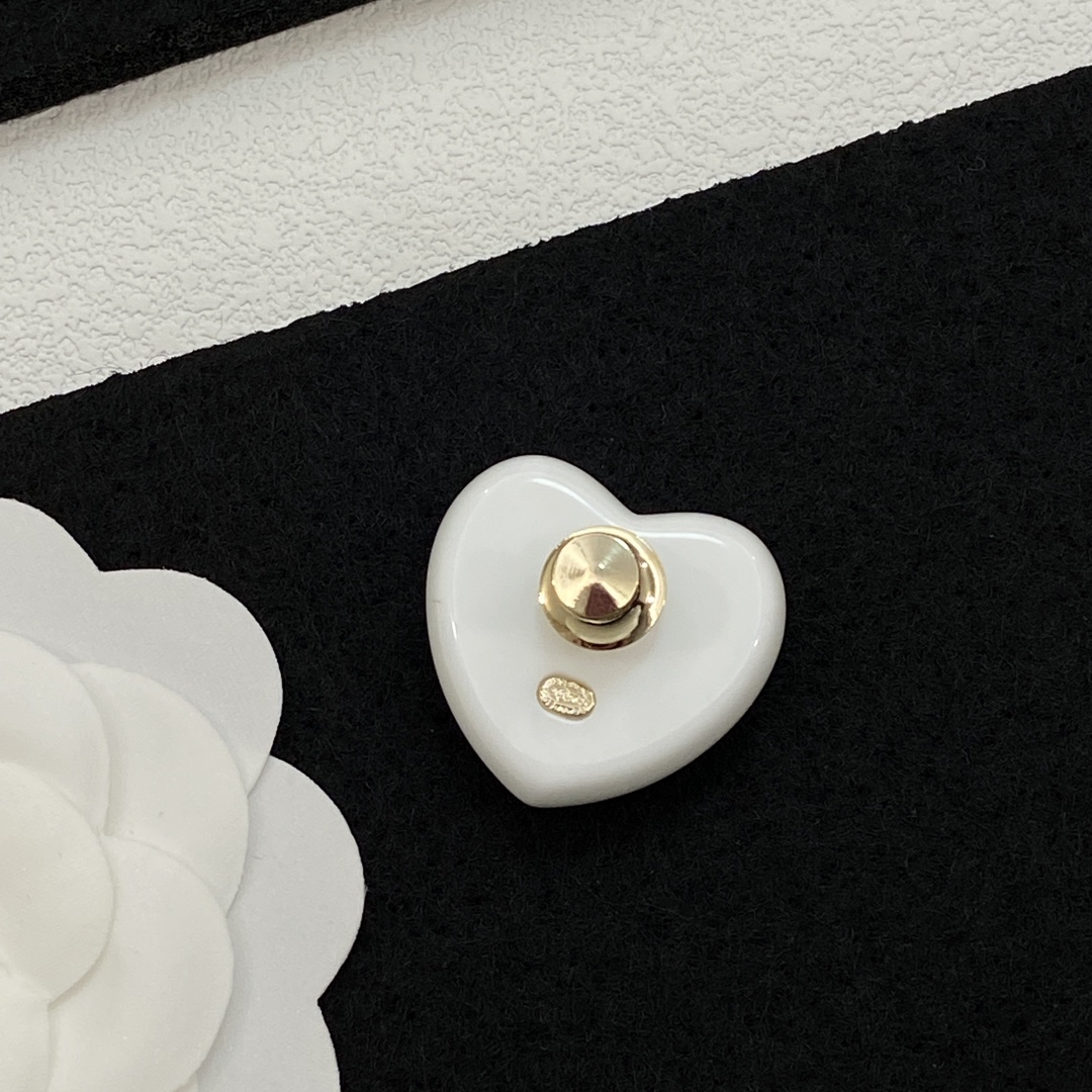 [TOP] CHANEL Brooch - White