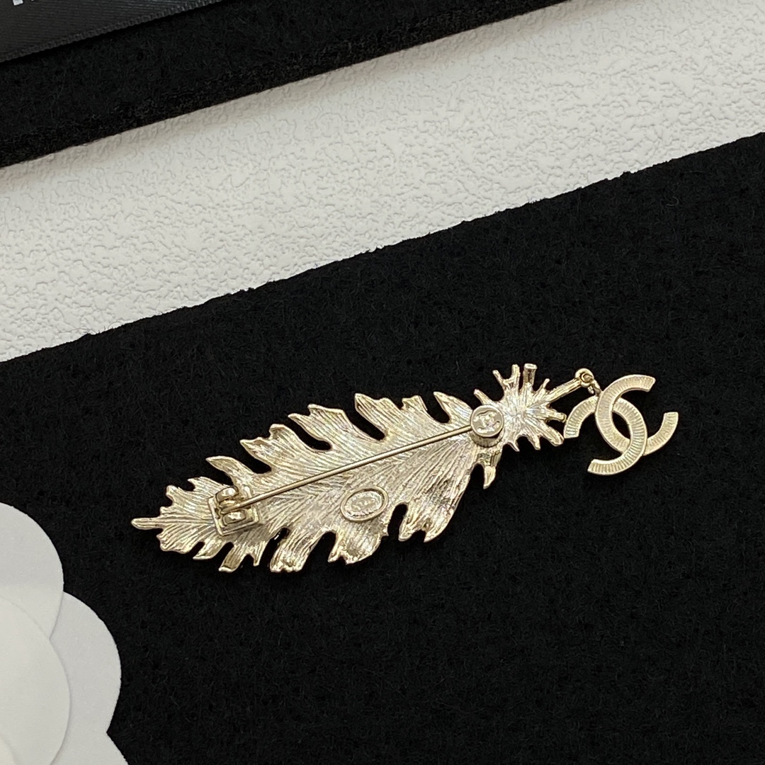 [TOP] CHANEL Brooch - Gold
