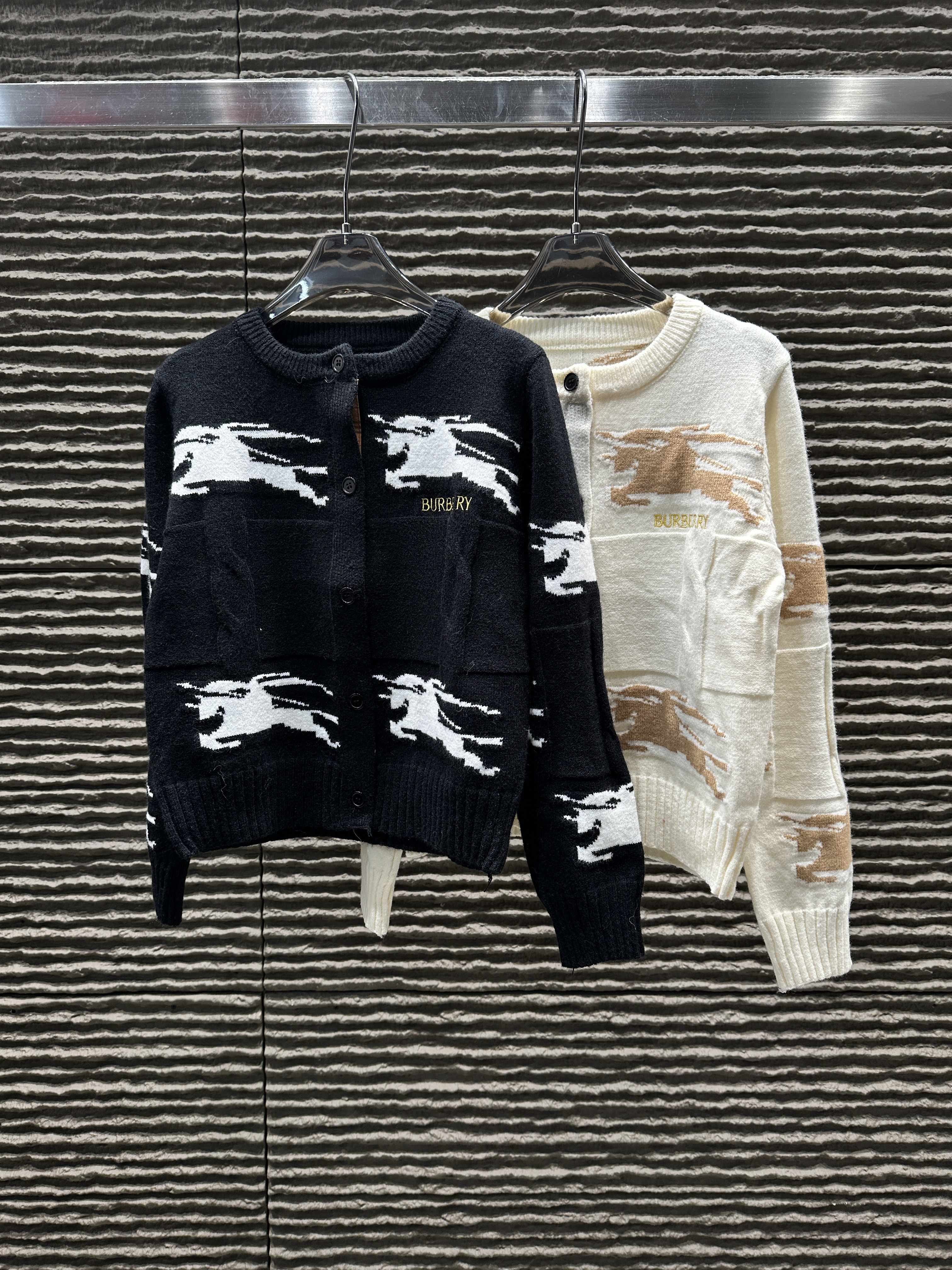 [TOP] BURBERRY  Sweater - 2 Colors