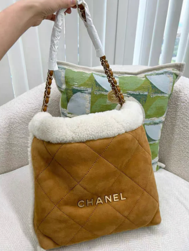 [TOP] CHANEL 23B 22 Shearling Hobo Bag 39-42-8cm - Brown