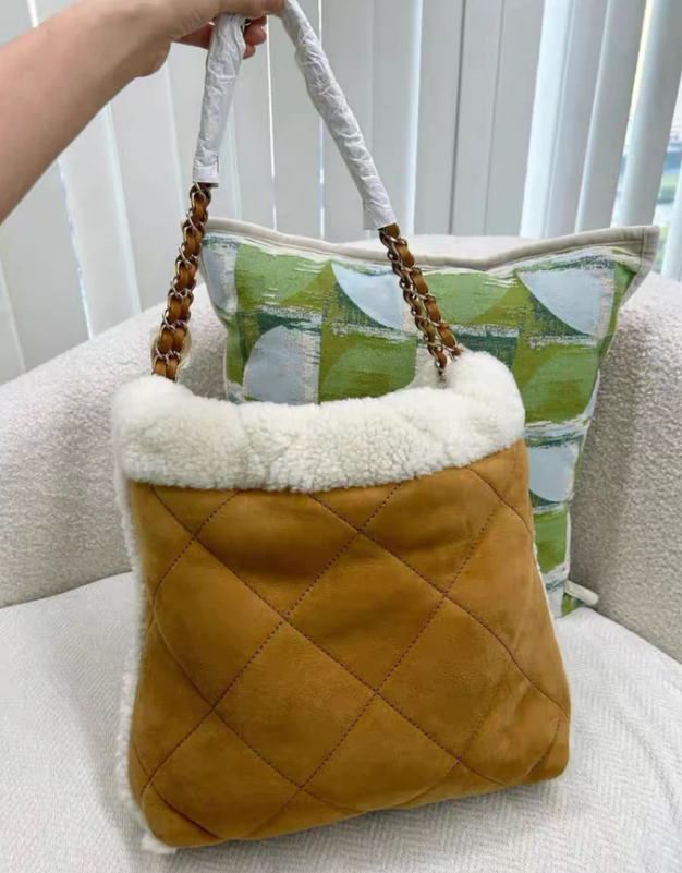 [TOP] CHANEL 23B 22 Shearling Hobo Bag 39-42-8cm - Brown