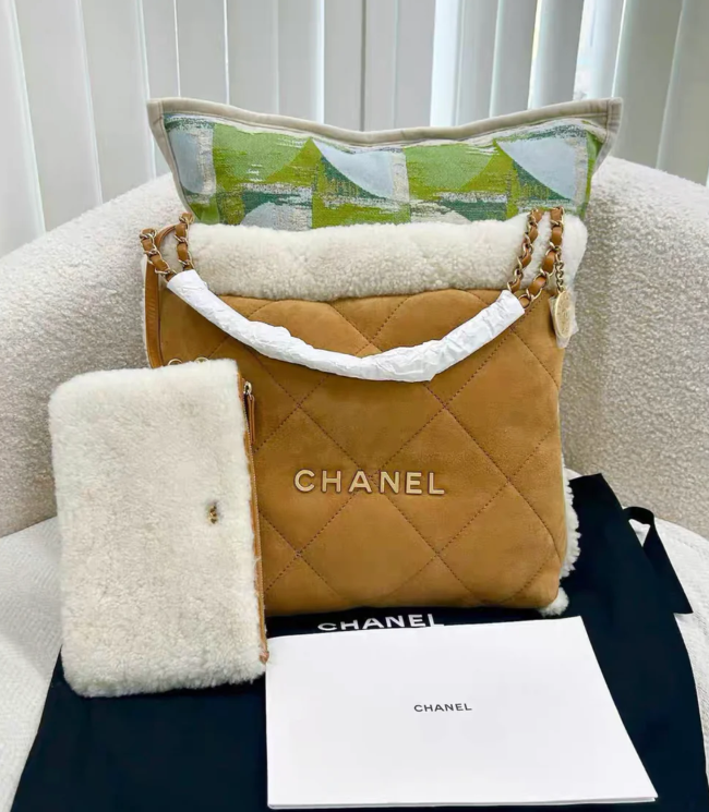 [TOP] CHANEL 23B 22 Shearling Hobo Bag 39-42-8cm - Brown