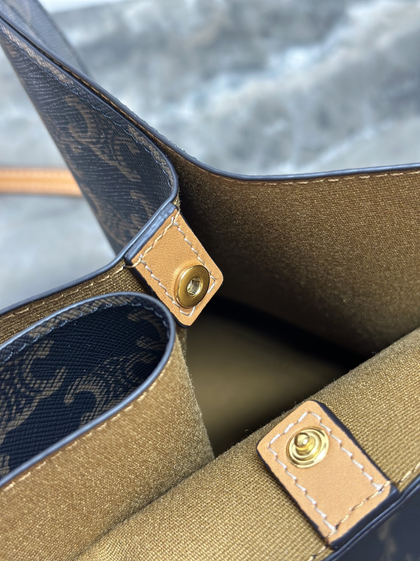 [TOP] CELINE CUBO Bag Calfskin 18.5x21x17cm - Brown