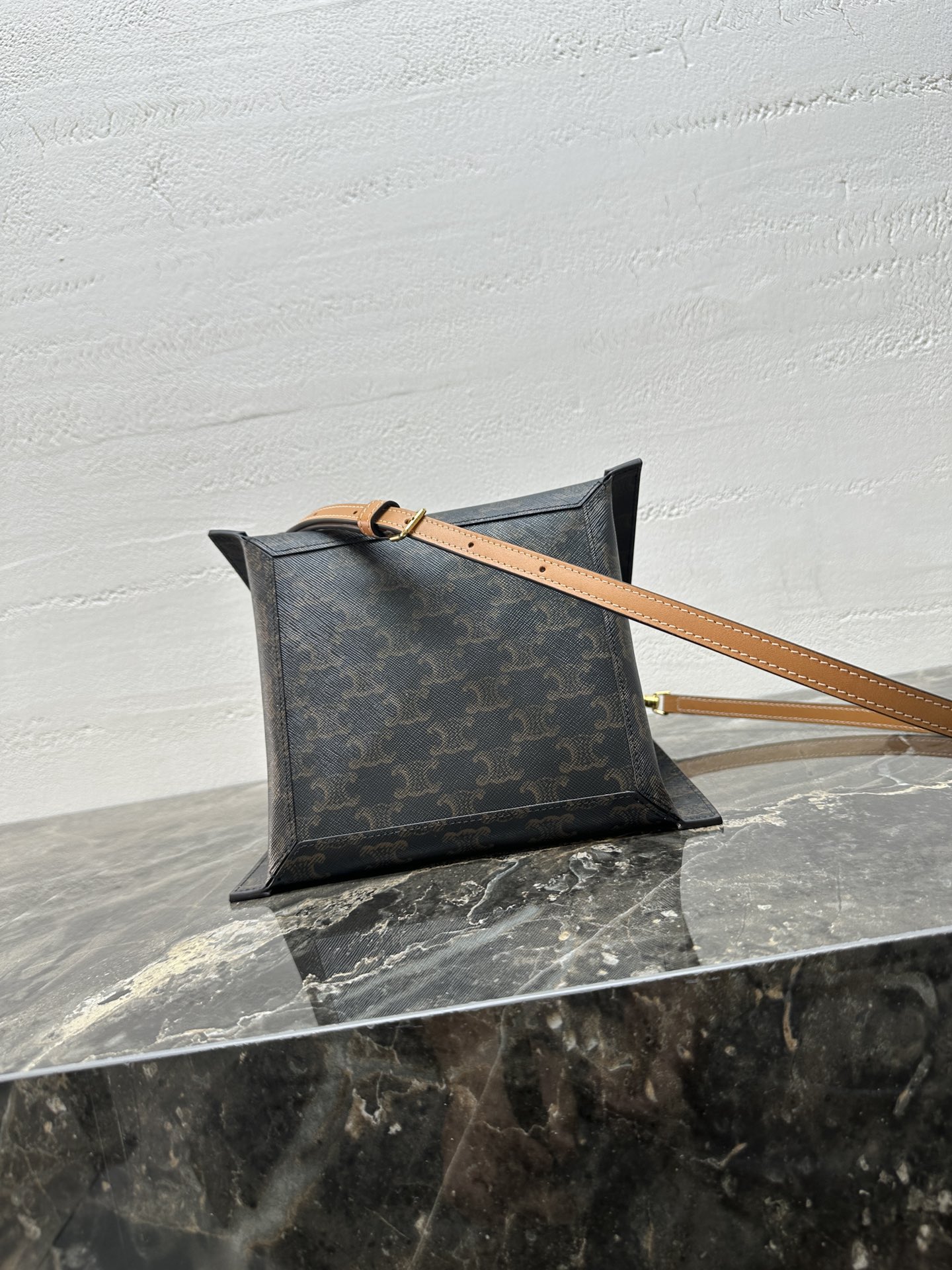 [TOP] CELINE CUBO Bag Calfskin 18.5x21x17cm - Brown