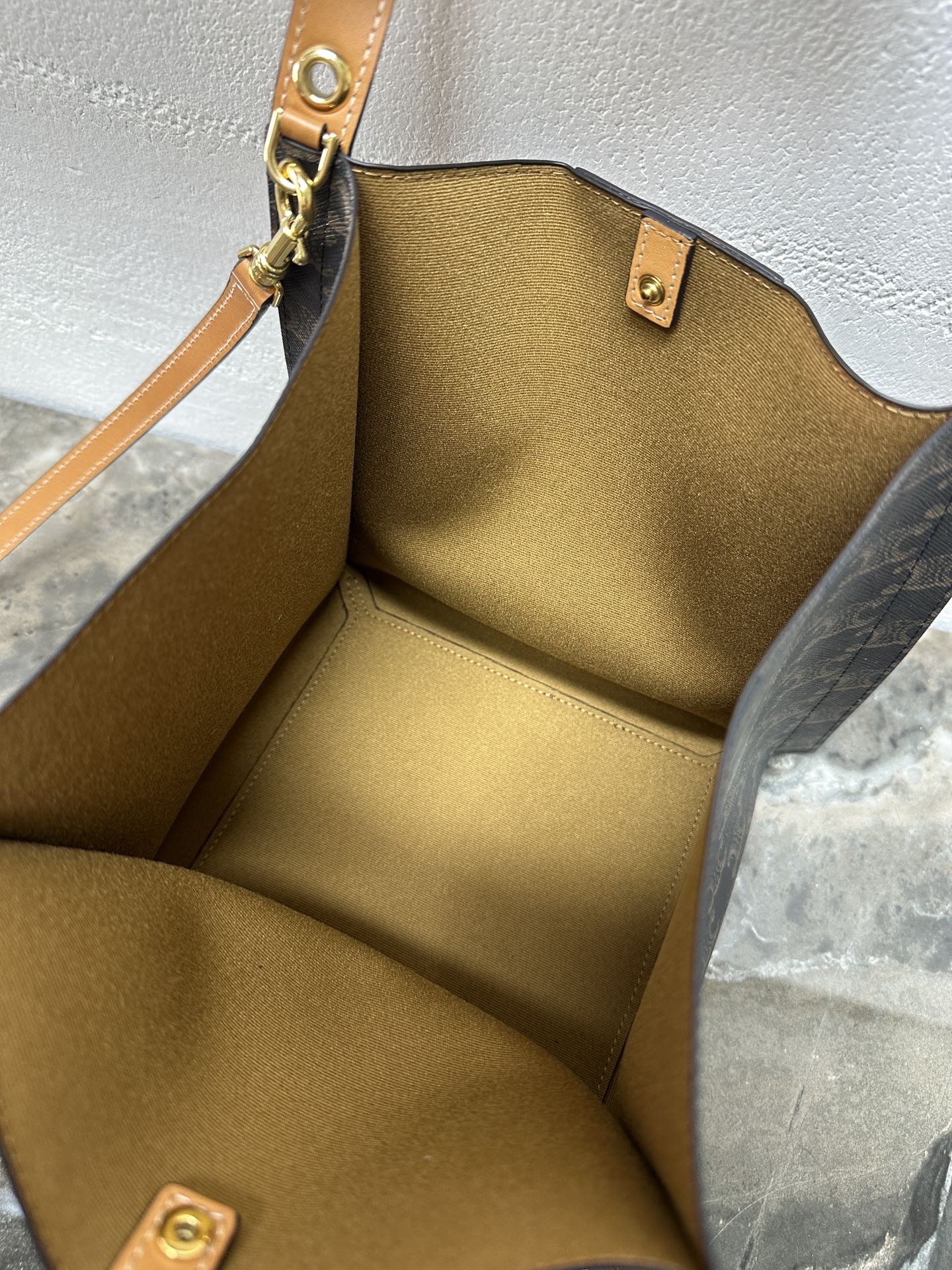 [TOP] CELINE CUBO Bag Calfskin 18.5x21x17cm - Brown