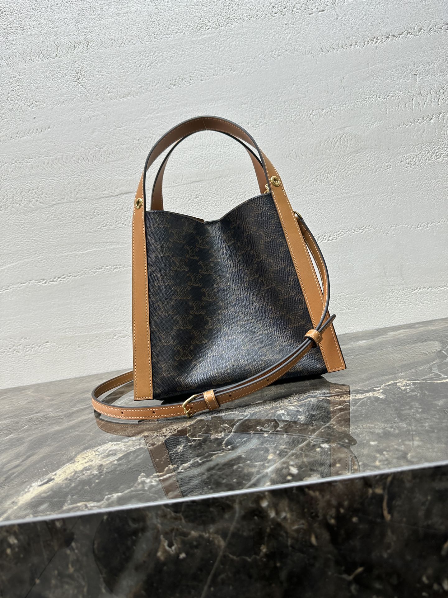 [TOP] CELINE CUBO Bag Calfskin 18.5x21x17cm - Brown