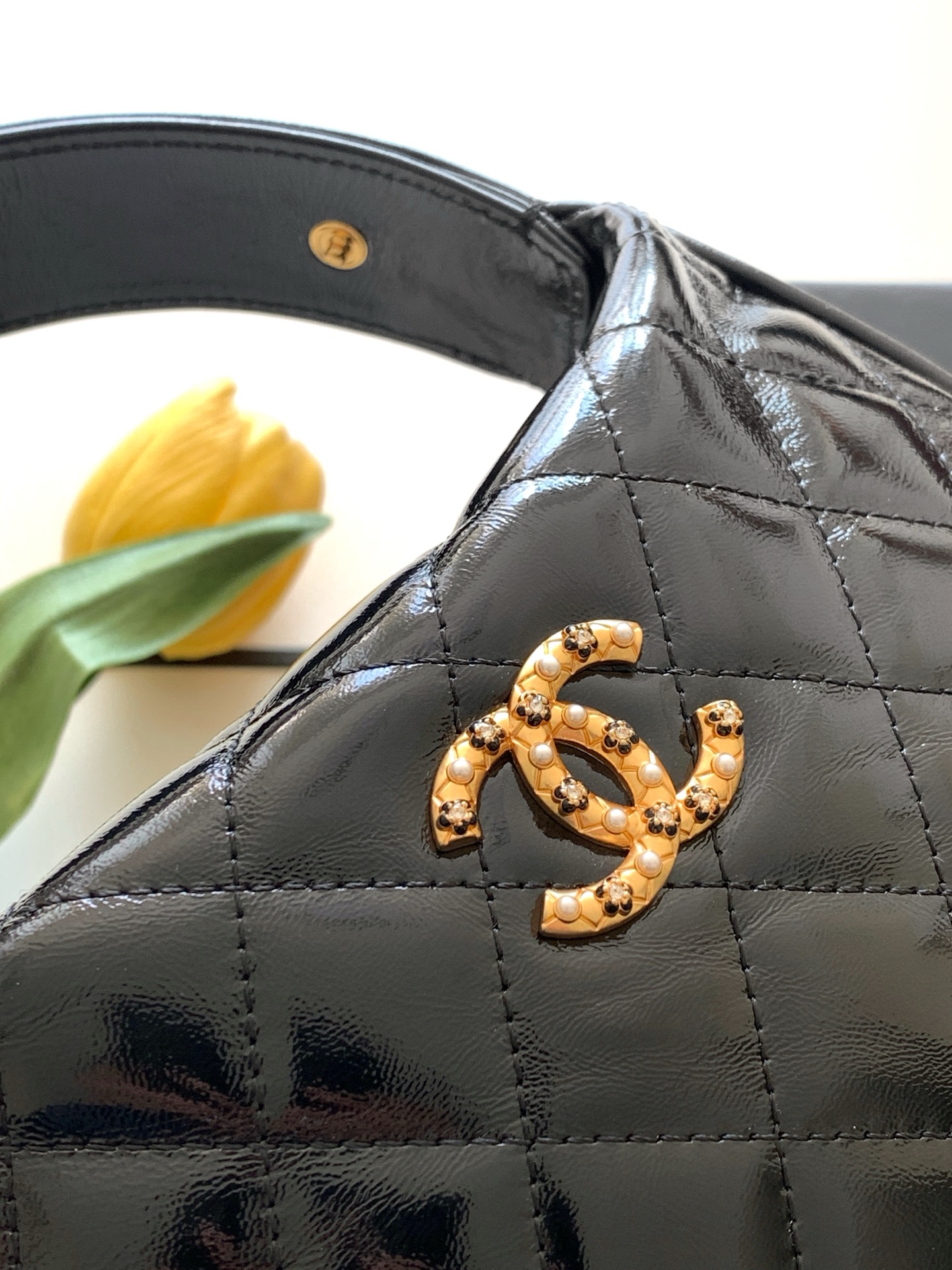 [TOP] CHANEL Round Hobo Pouch Bag 11x19x8cm - Black