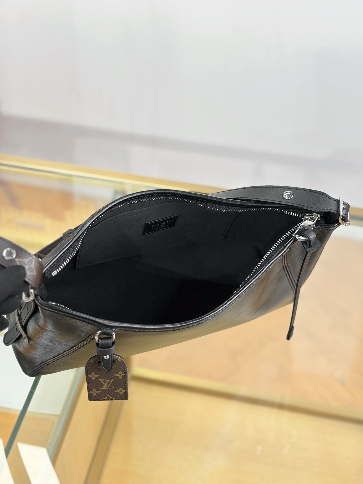 [TOP] Louis Vuitton LV Carryall East West Bags 33.5x20x10cm - Black