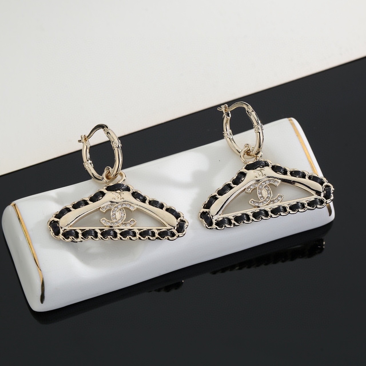 [TOP] CHANEL Clothes Hanger Earrings - Gold