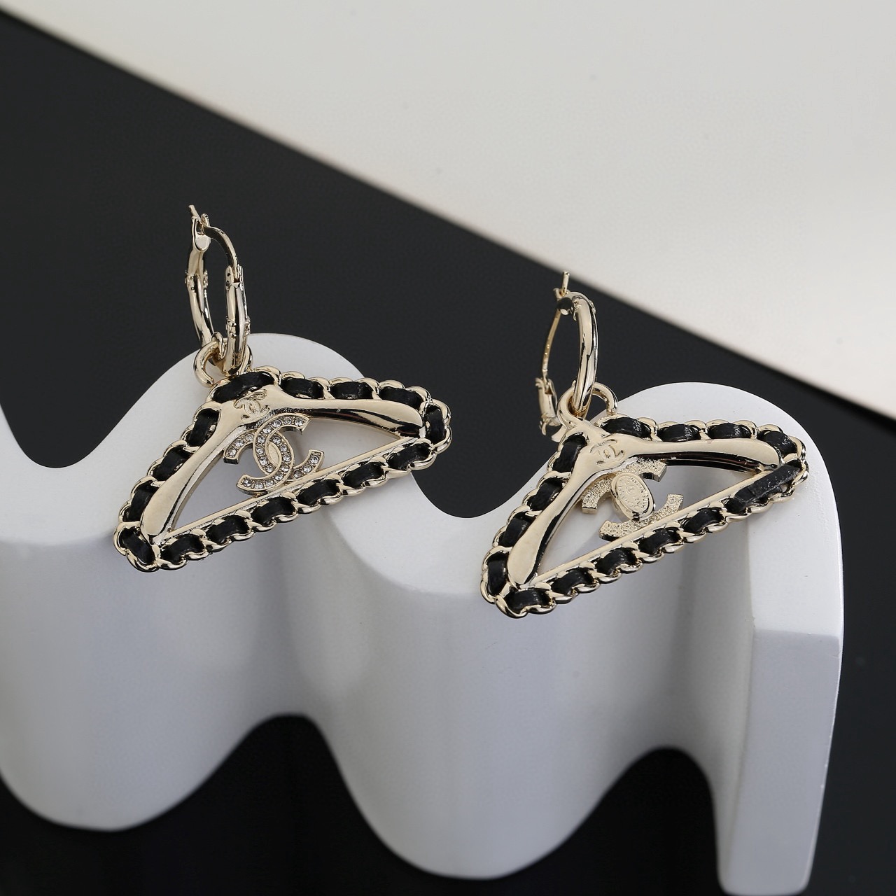 [TOP] CHANEL Clothes Hanger Earrings - Gold