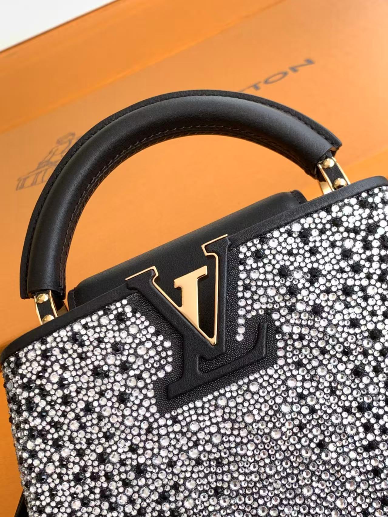 [TOP] Louis Vuitton LV Capucines Bag 22x12x8cm - Black