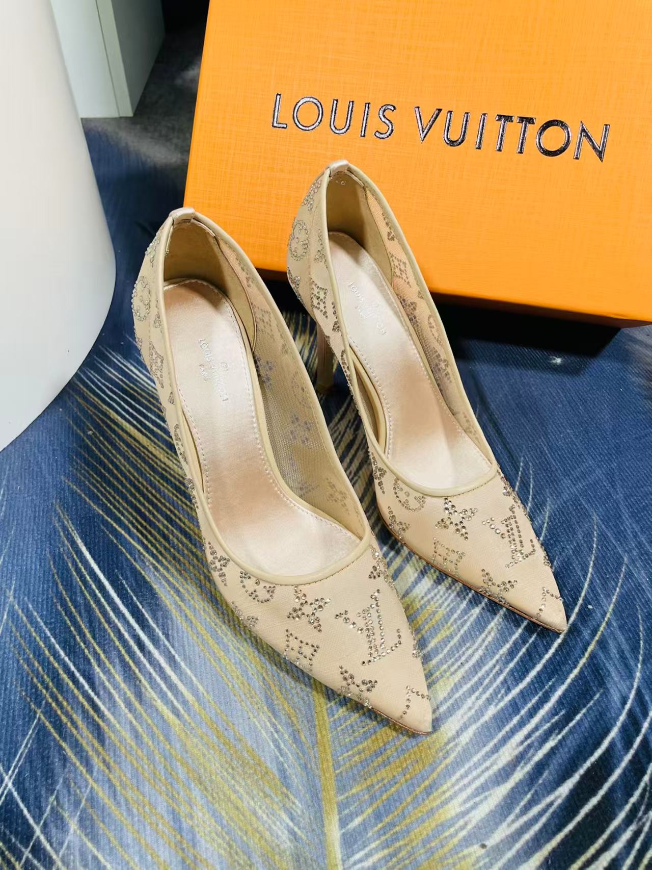 [TOP] Louis Vuitton LV Diamond Sandals High Heels - Beige