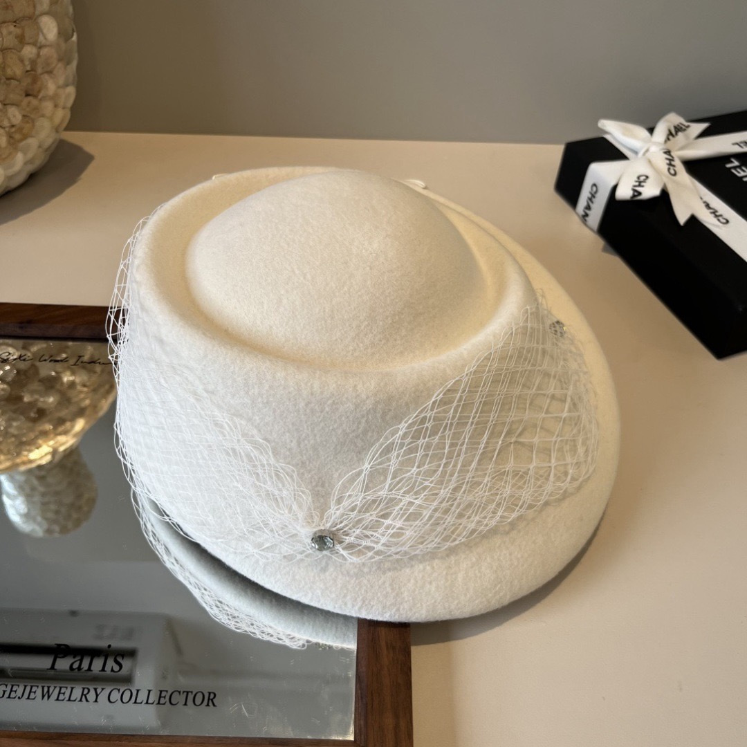[TOP] CHANEL Beret Hat - Beige