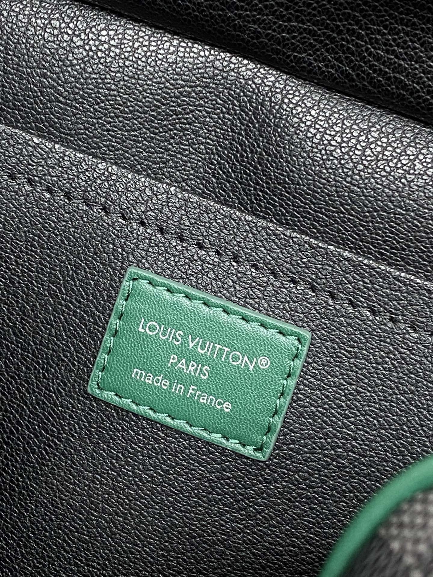 [TOP] Louis Vuitton LV  Dopp Kit Bag Monogram Embossed Leather 23x13x12cm - Black