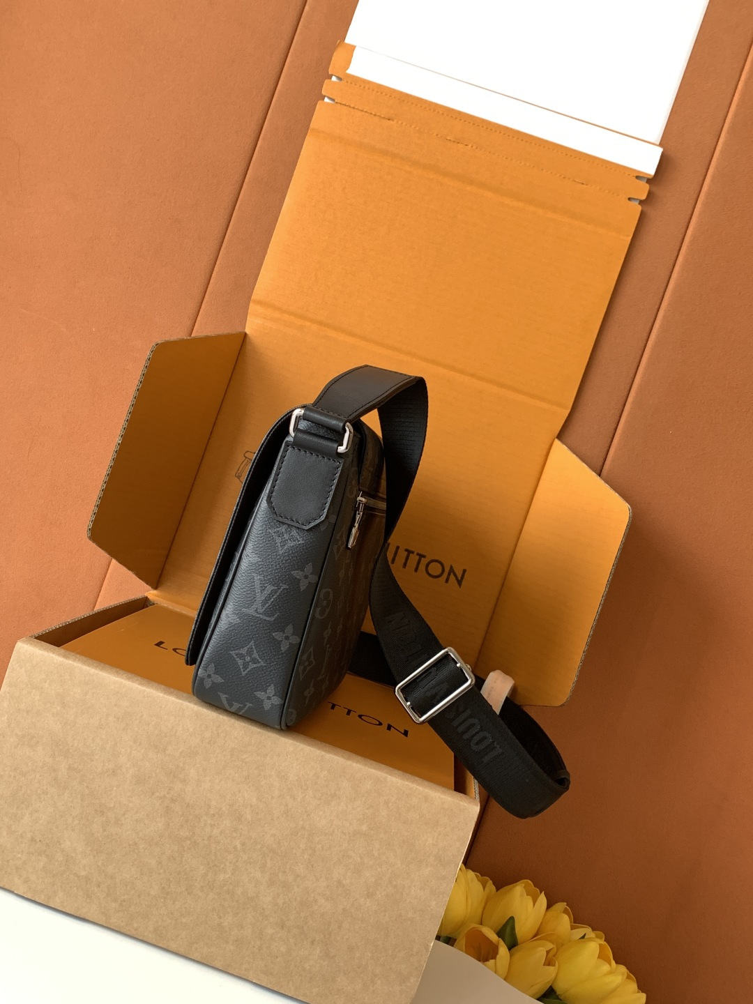 [TOP] Louis Vuitton LV District Monogram Eclipse Canvas Bag 26x20x7cm - Black