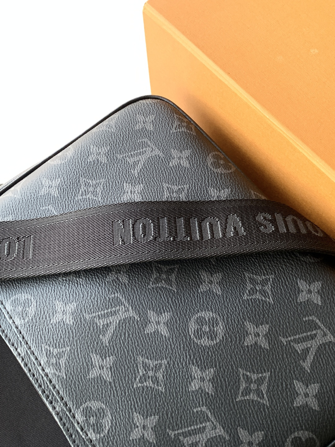 [TOP] Louis Vuitton LV District Monogram Eclipse Canvas Bag 26x20x7cm - Black