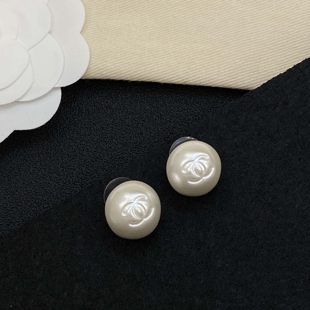 [TOP] CHANEL CC Pearl Earrings - White