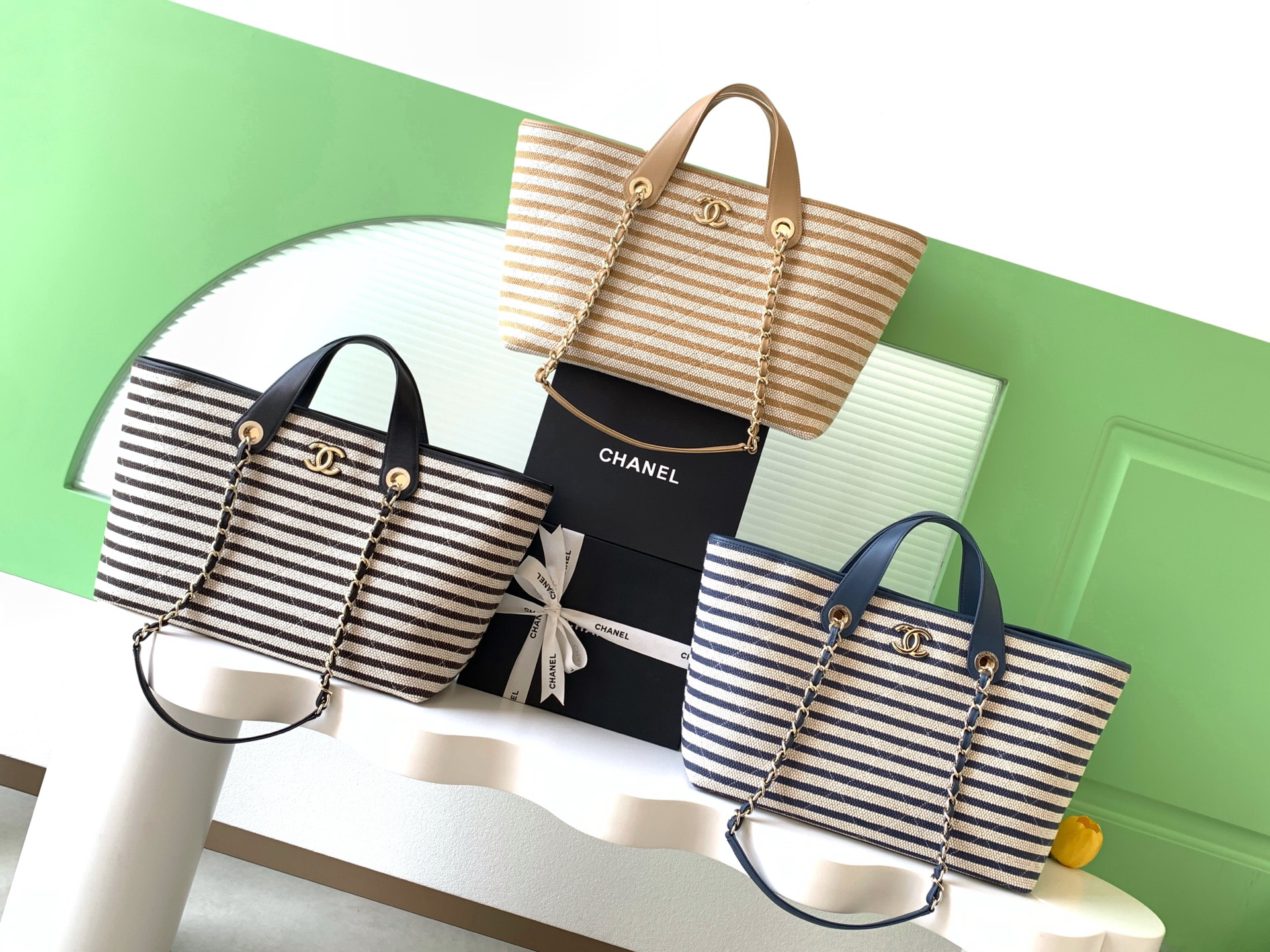 [TOP] CHANEL Early Spring Resort Collection Woven Striped Bag 25-46-13 cm - 3 Colors