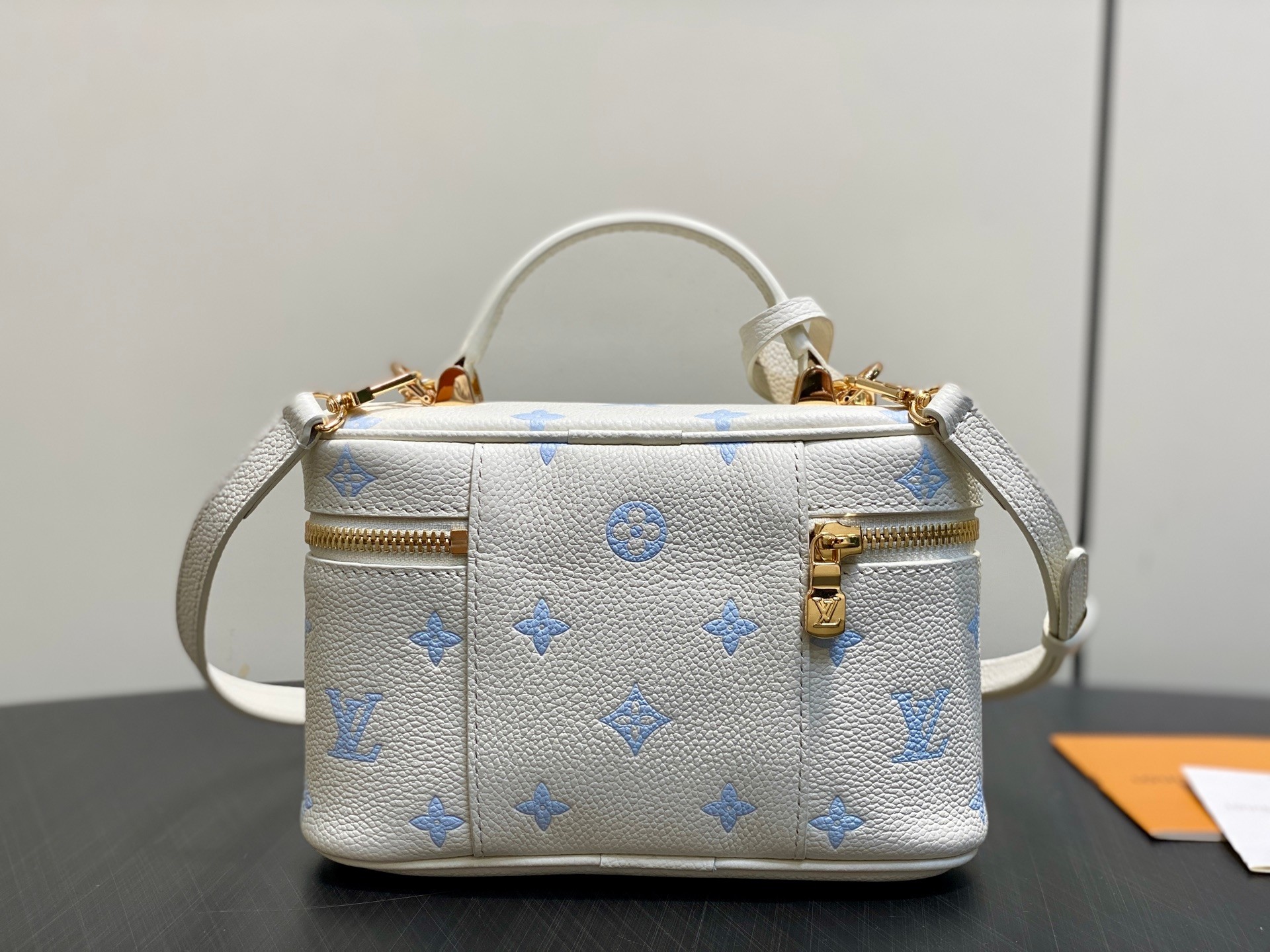 [TOP] Louis Vuitton LV Vanity Chain Pouch 11.5 x 6.5 x 19 cm - White