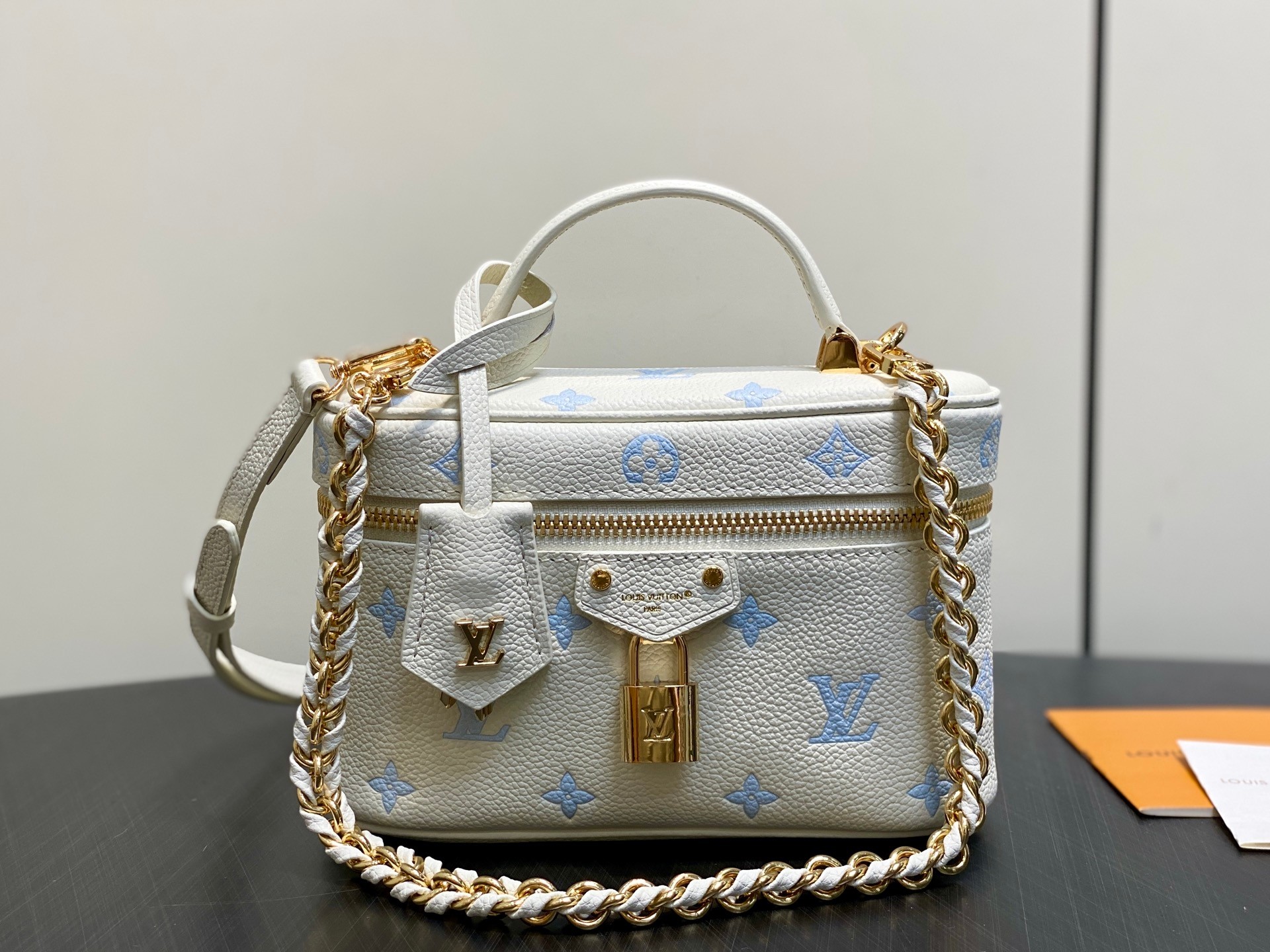 [TOP] Louis Vuitton LV Vanity Chain Pouch 11.5 x 6.5 x 19 cm - White