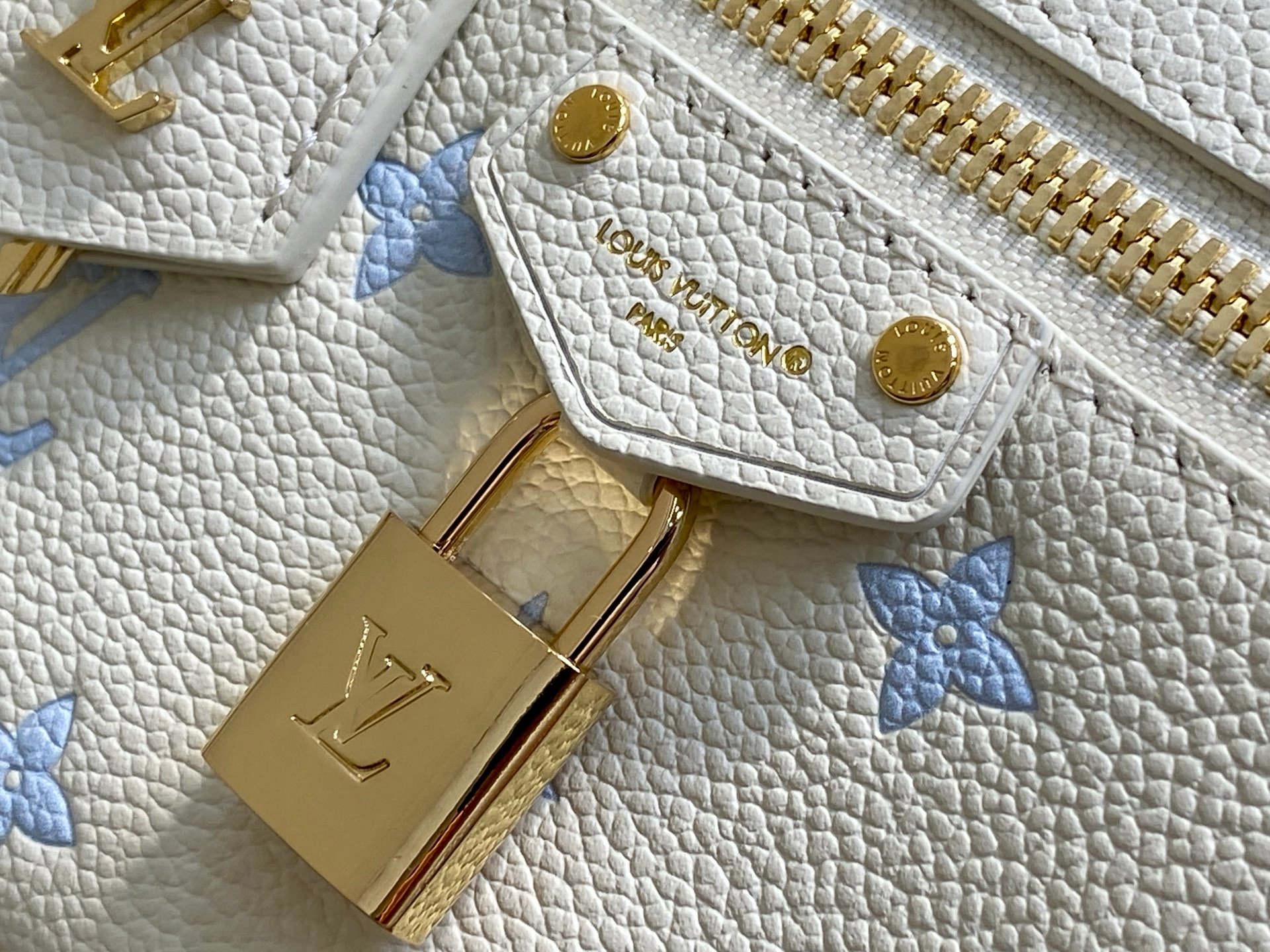 [TOP] Louis Vuitton LV Vanity Chain Pouch 11.5 x 6.5 x 19 cm - White