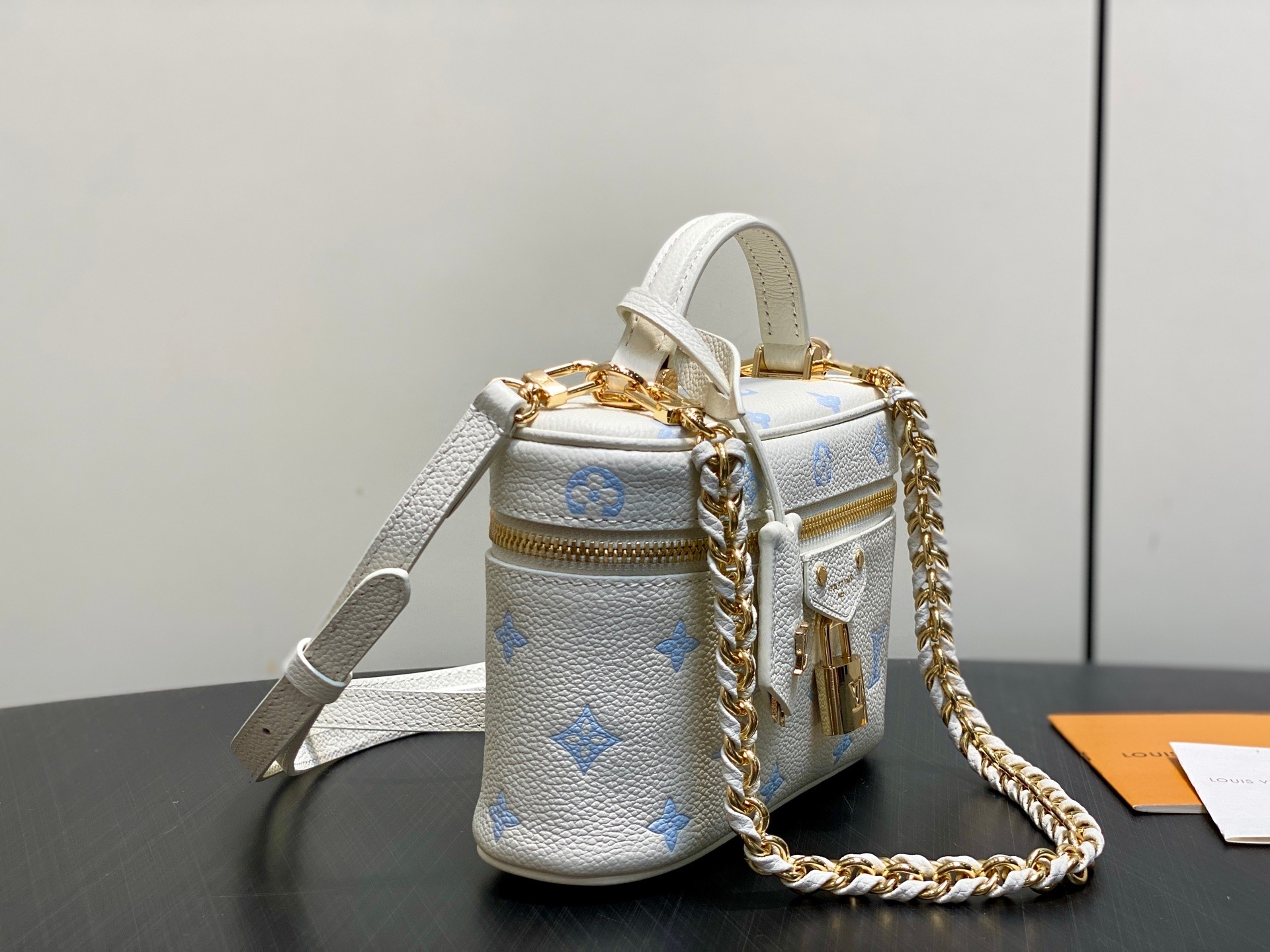 [TOP] Louis Vuitton LV Vanity Chain Pouch 11.5 x 6.5 x 19 cm - White