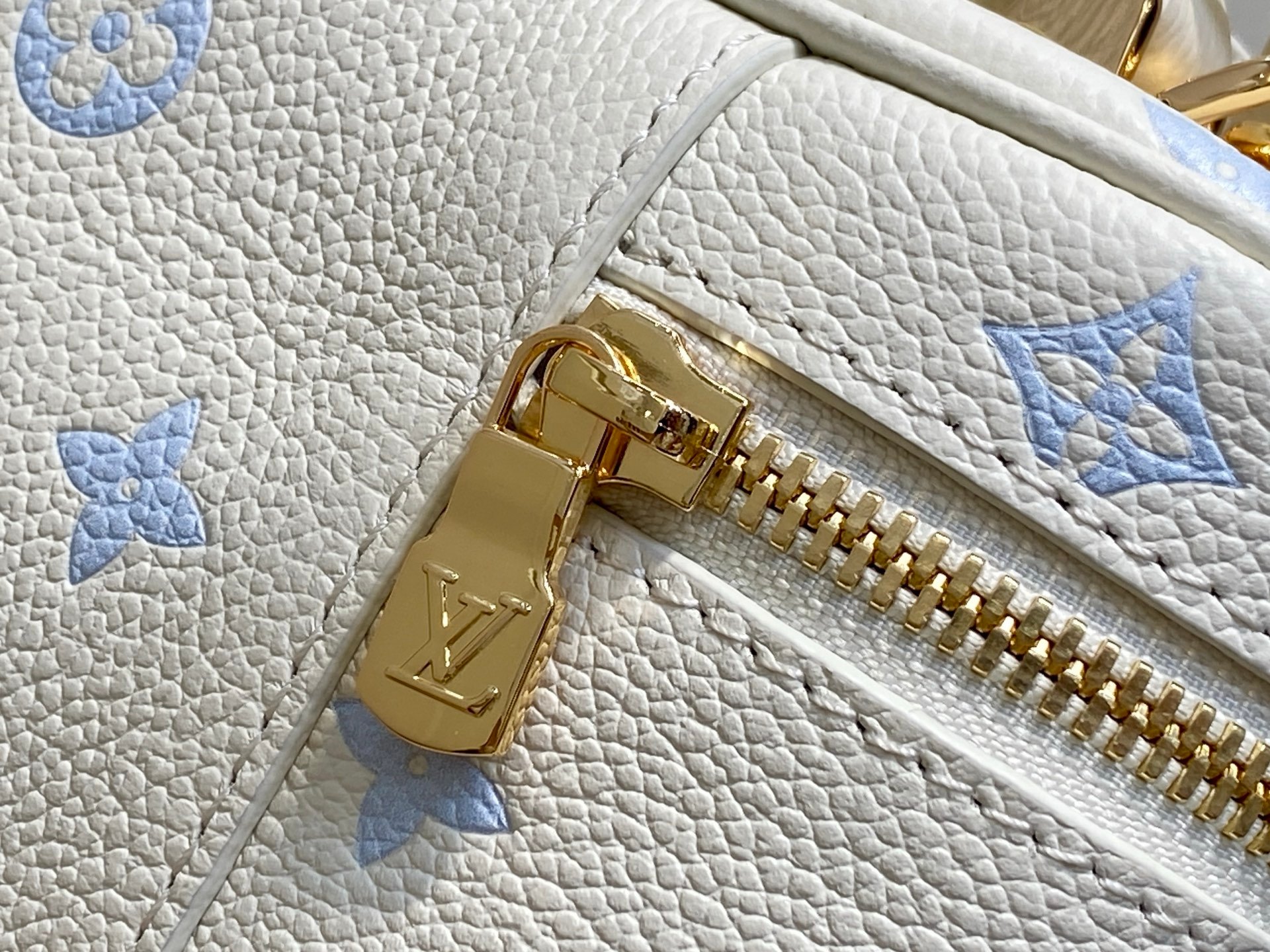 [TOP] Louis Vuitton LV Vanity Chain Pouch 11.5 x 6.5 x 19 cm - White