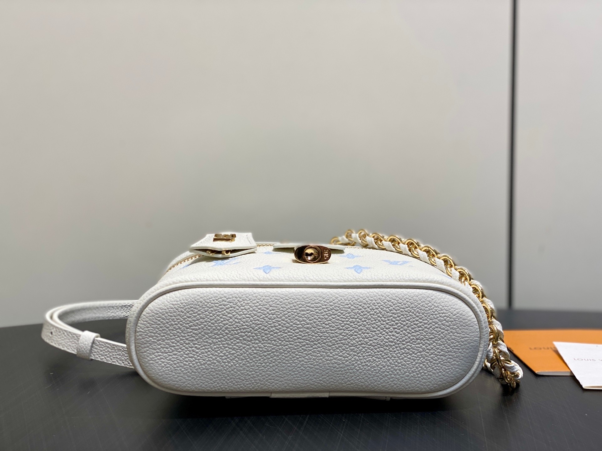 [TOP] Louis Vuitton LV Vanity Chain Pouch 11.5 x 6.5 x 19 cm - White