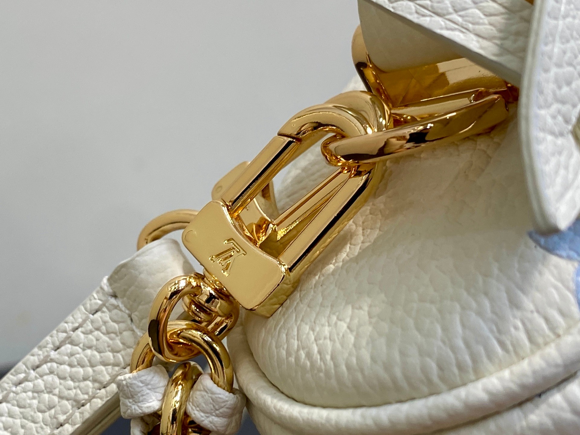 [TOP] Louis Vuitton LV Vanity Chain Pouch 11.5 x 6.5 x 19 cm - White